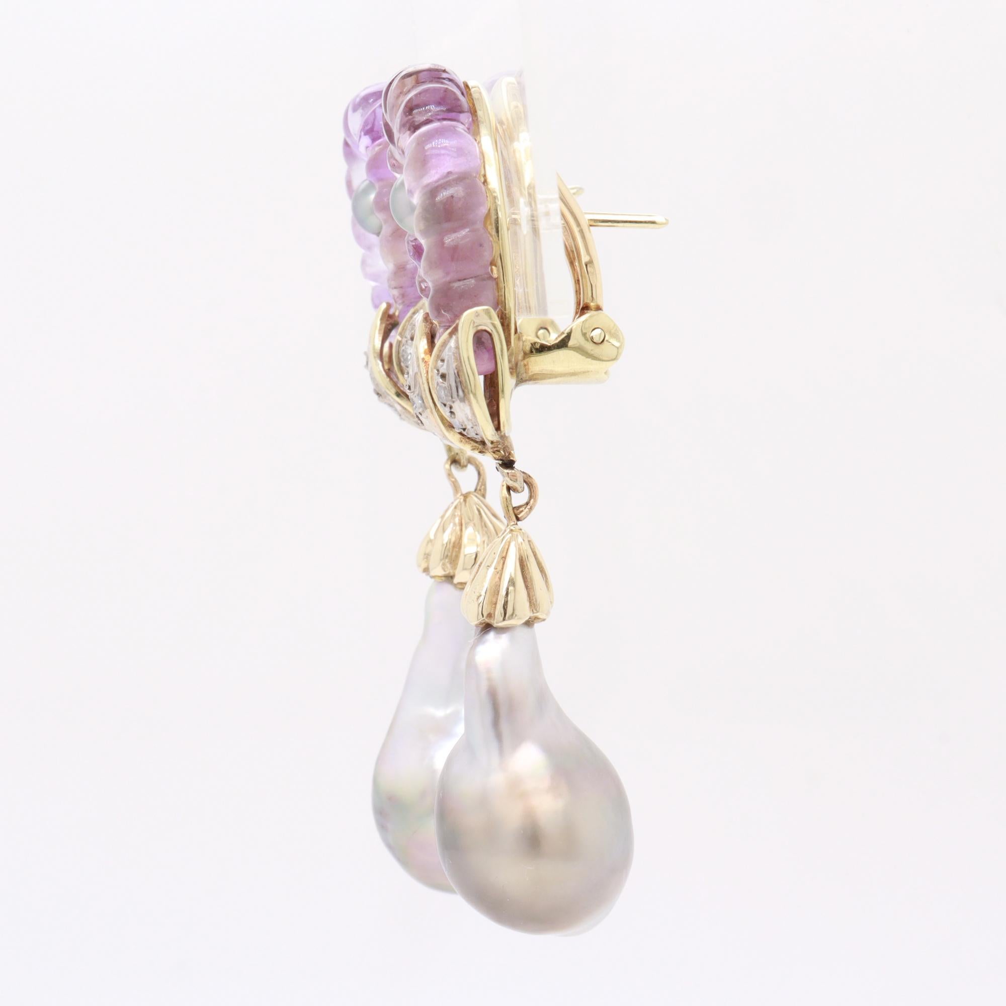 Boucles d'oreilles pendantes en or 14K, améthyste sculptée, perle grise et diamant du milieu du siècle dernier en vente 1