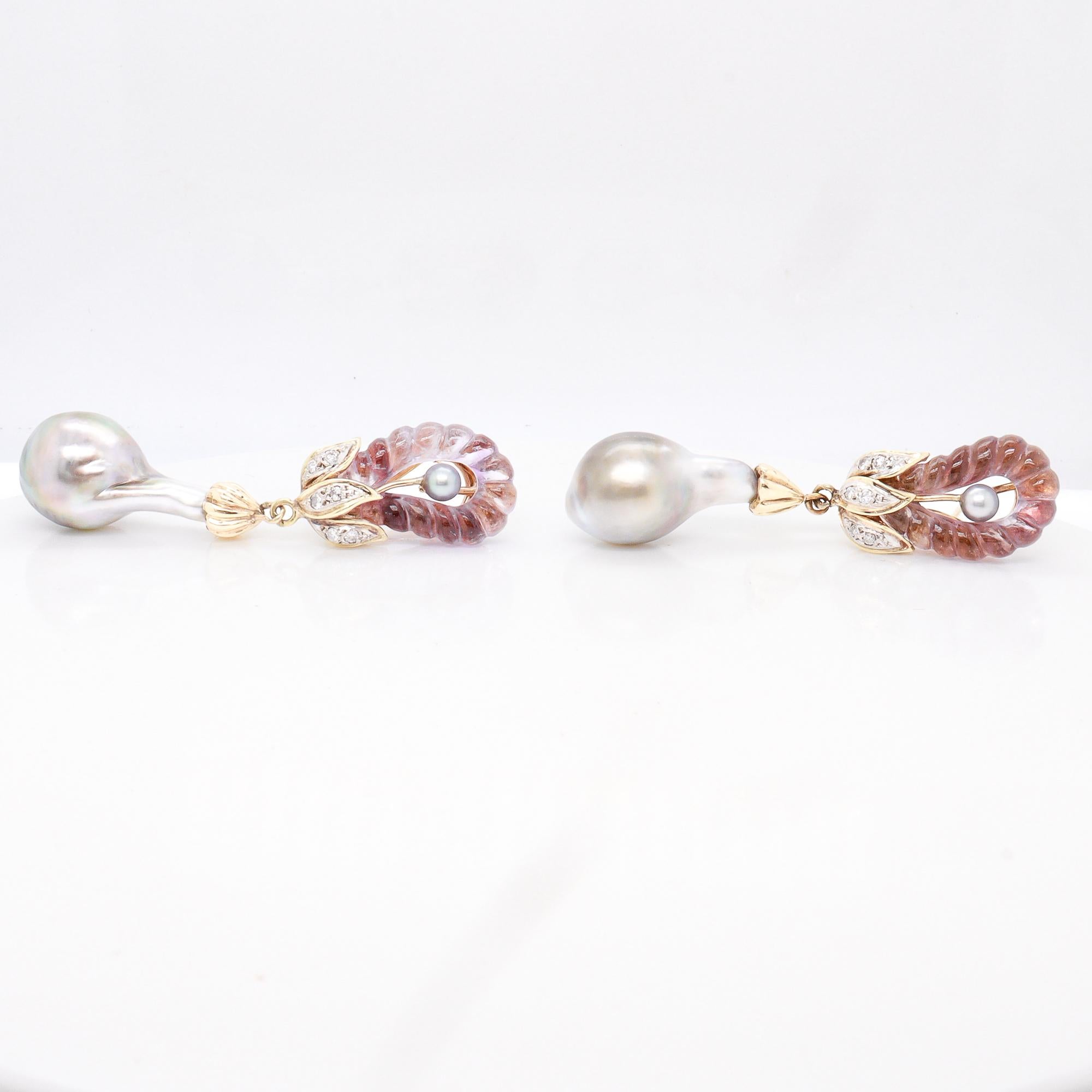 Boucles d'oreilles pendantes en or 14K, améthyste sculptée, perle grise et diamant du milieu du siècle dernier en vente 3