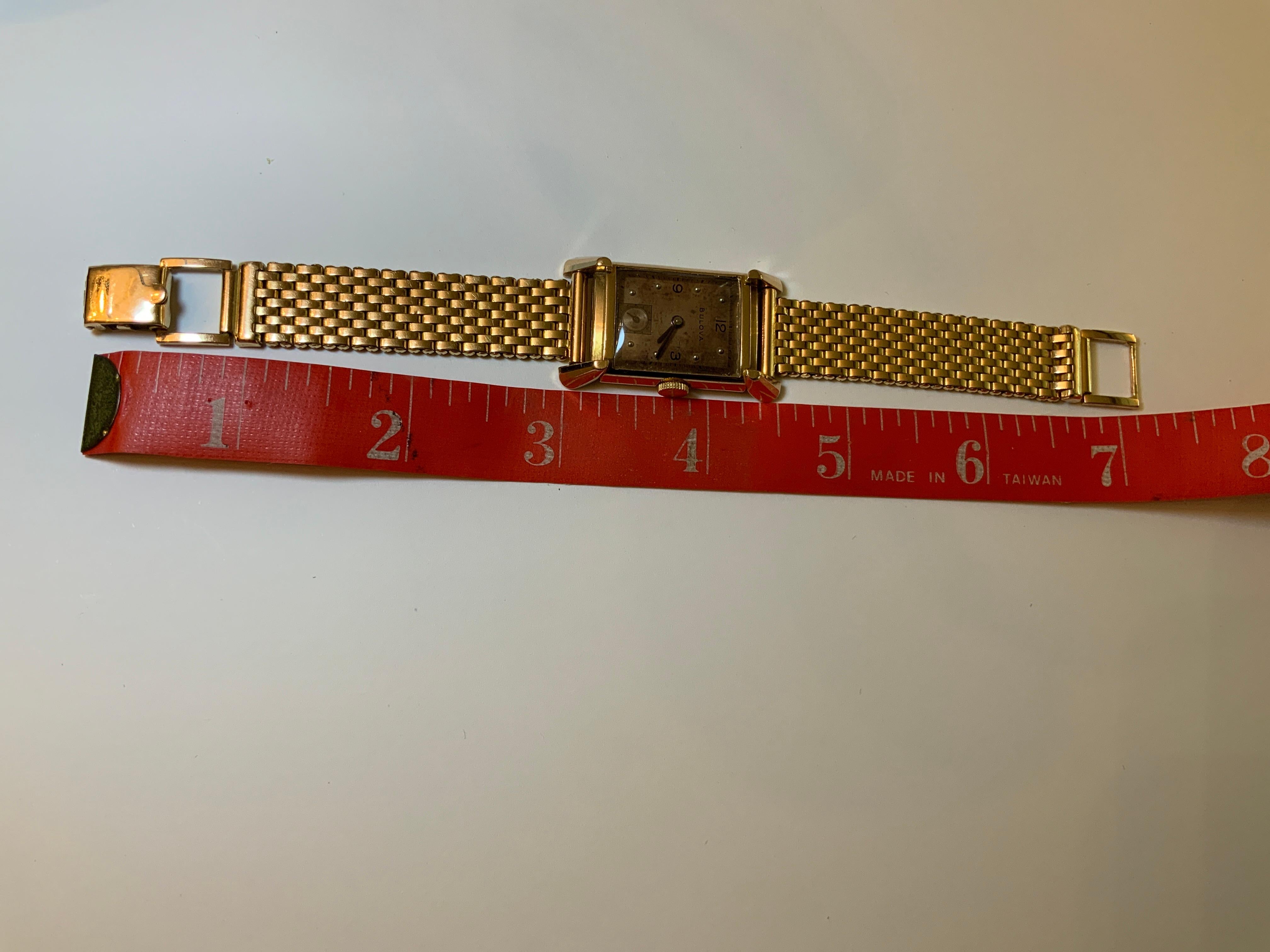 Femenino o masculino Reloj Bulova Mid Century 14K Gold Tank en venta