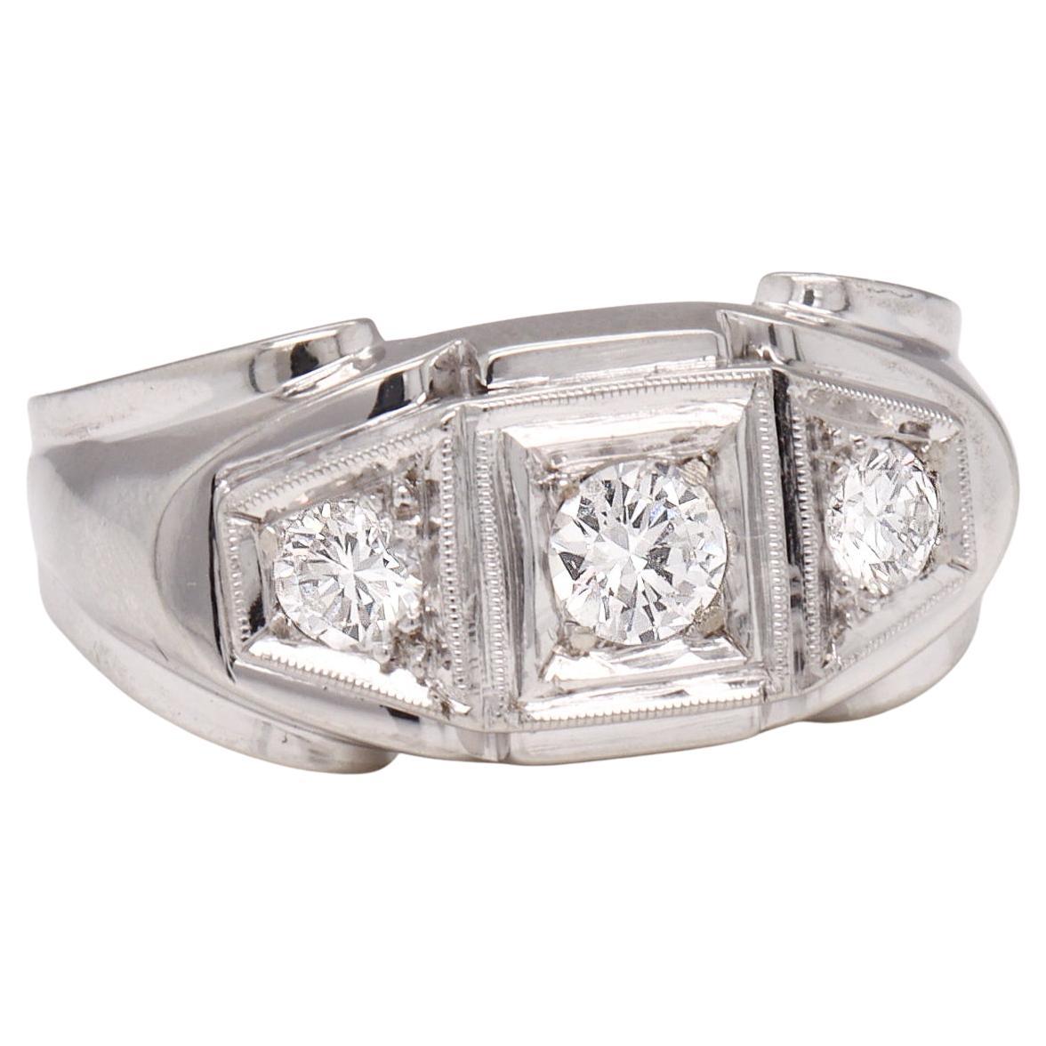 Anillo de hombre de mediados de siglo, de oro blanco de 14 quilates con tres diamantes de talla brillante