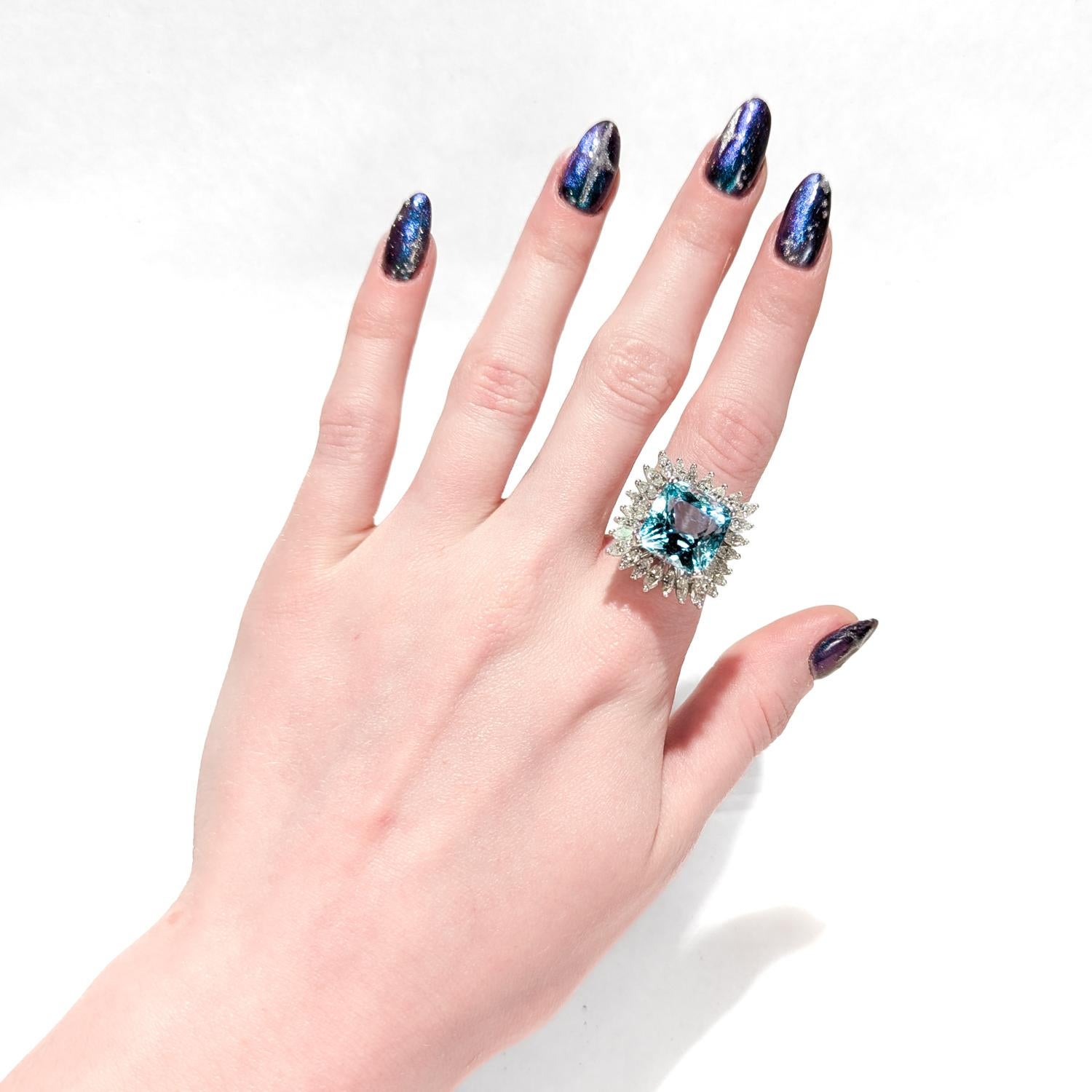 Anillo de cóctel de oro blanco de 14 quilates, aguamarina y halo de diamantes marquesa de mediados de siglo en venta 4