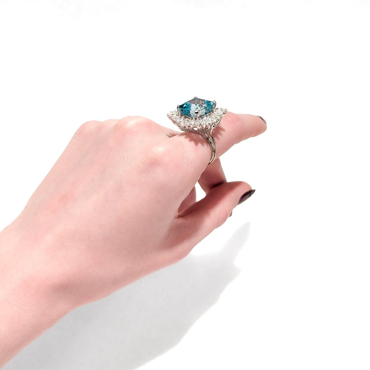 Anillo de cóctel de oro blanco de 14 quilates, aguamarina y halo de diamantes marquesa de mediados de siglo en venta 5
