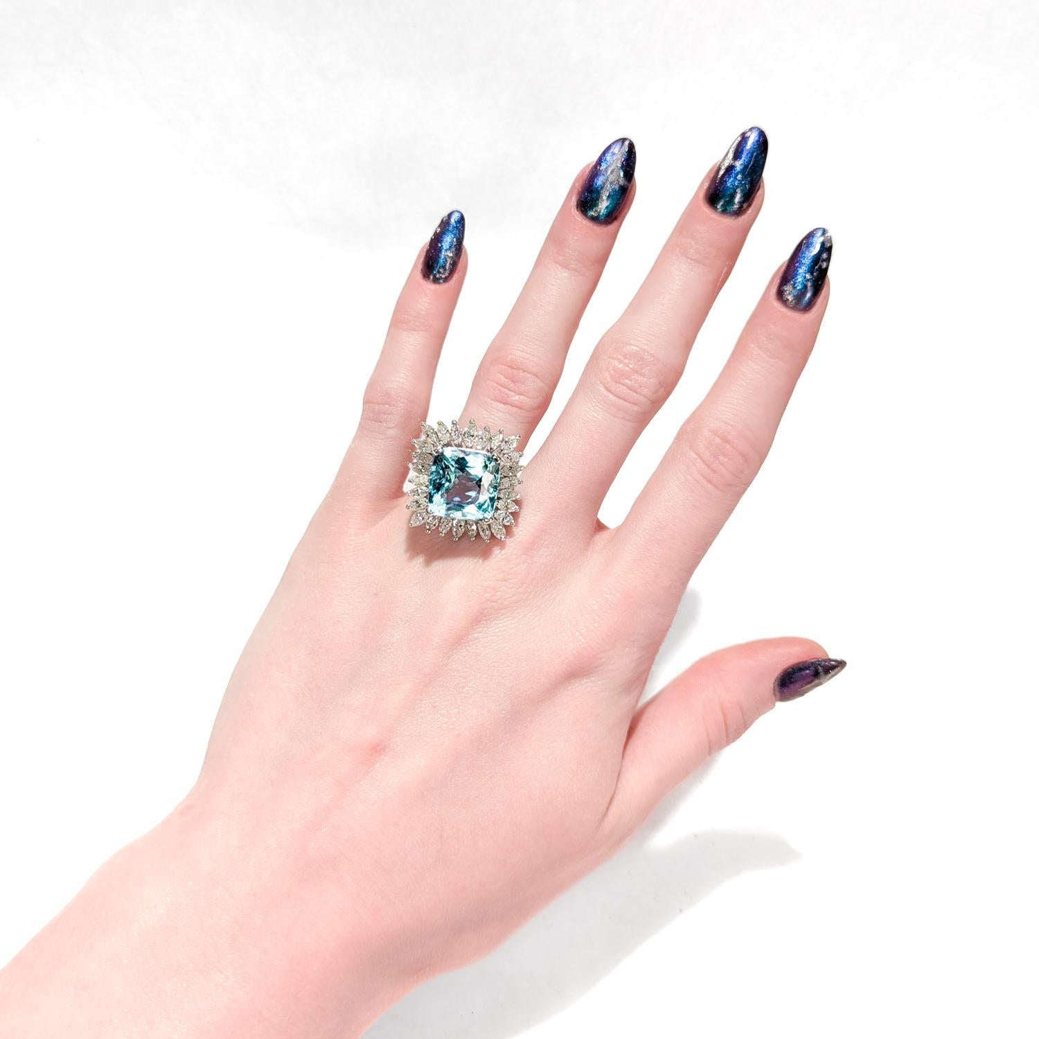 Anillo de cóctel de oro blanco de 14 quilates, aguamarina y halo de diamantes marquesa de mediados de siglo Moderno en venta