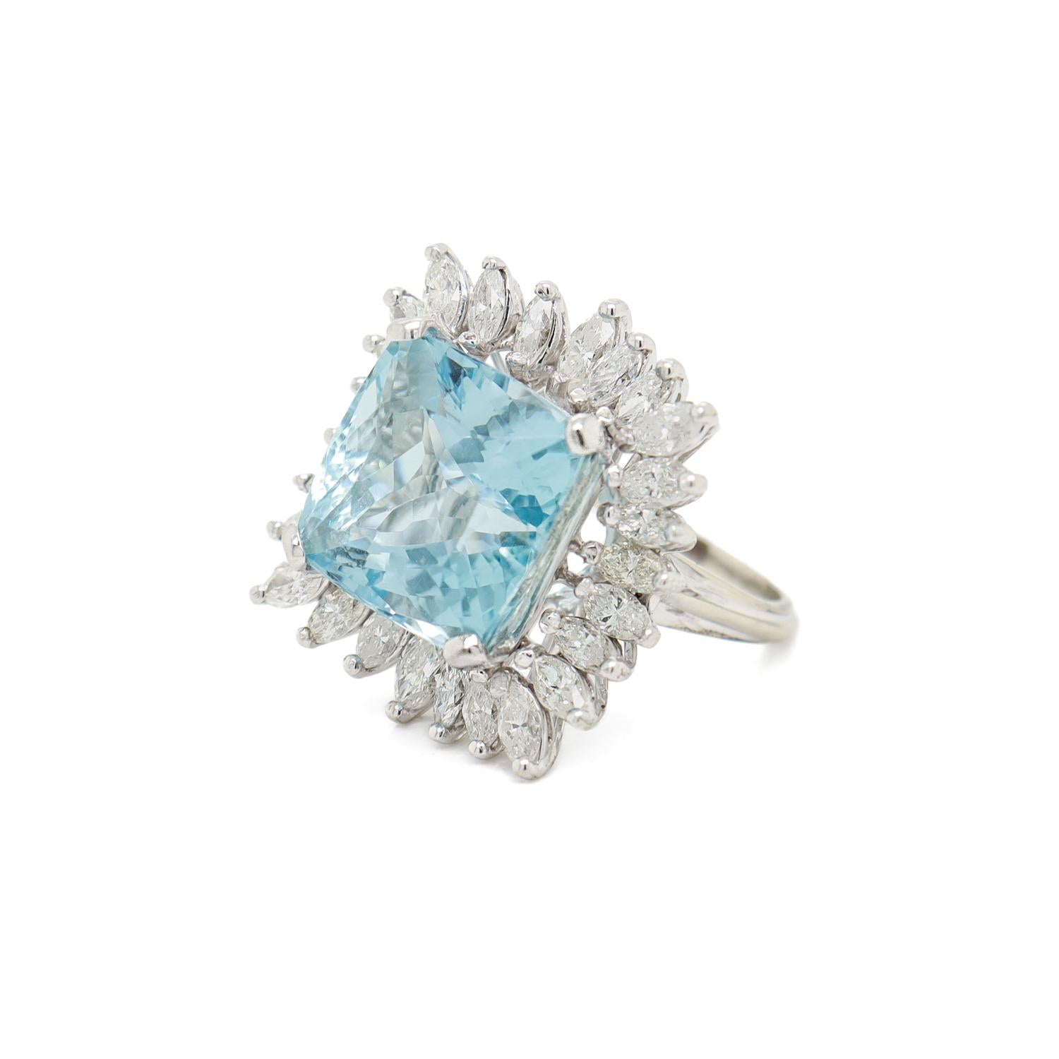 Anillo de cóctel de oro blanco de 14 quilates, aguamarina y halo de diamantes marquesa de mediados de siglo Corte cojín en venta