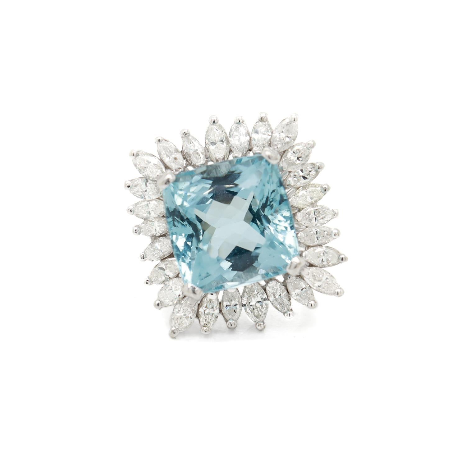 Anillo de cóctel de oro blanco de 14 quilates, aguamarina y halo de diamantes marquesa de mediados de siglo en Bueno estado para la venta en Philadelphia, PA