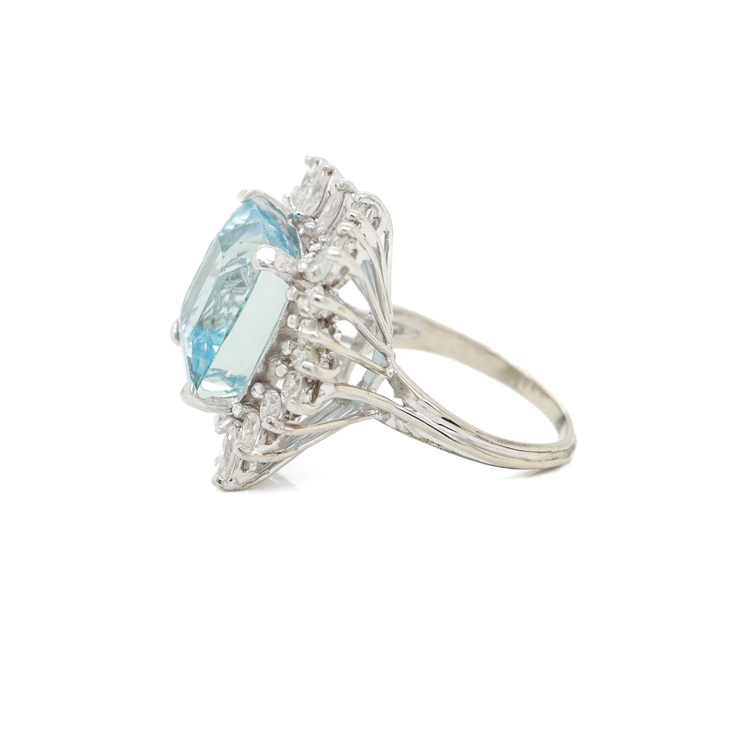 De las mujeres Anillo de cóctel de oro blanco de 14 quilates, aguamarina y halo de diamantes marquesa de mediados de siglo en venta