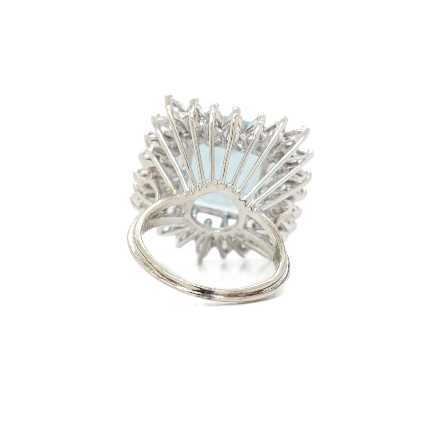 Anillo de cóctel de oro blanco de 14 quilates, aguamarina y halo de diamantes marquesa de mediados de siglo en venta 1