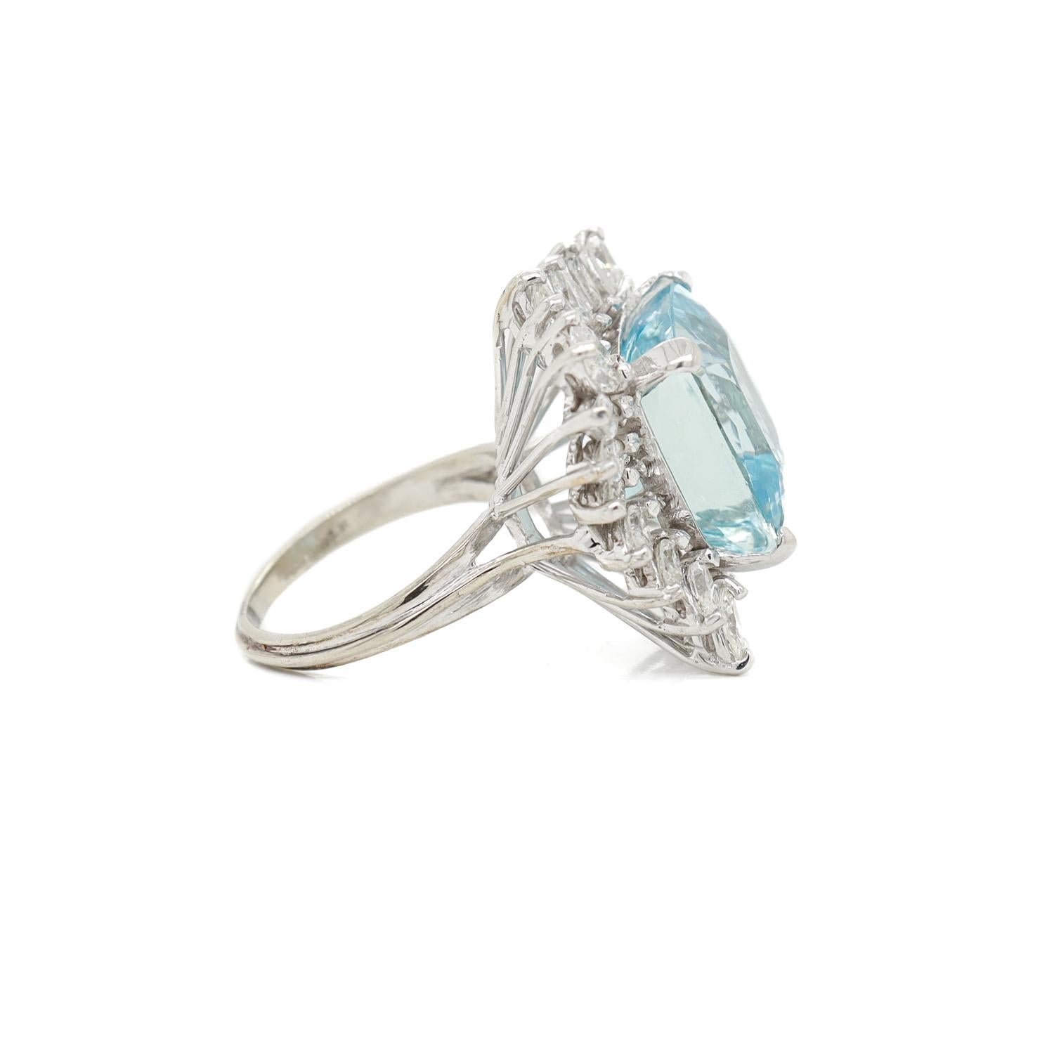 Anillo de cóctel de oro blanco de 14 quilates, aguamarina y halo de diamantes marquesa de mediados de siglo en venta 2