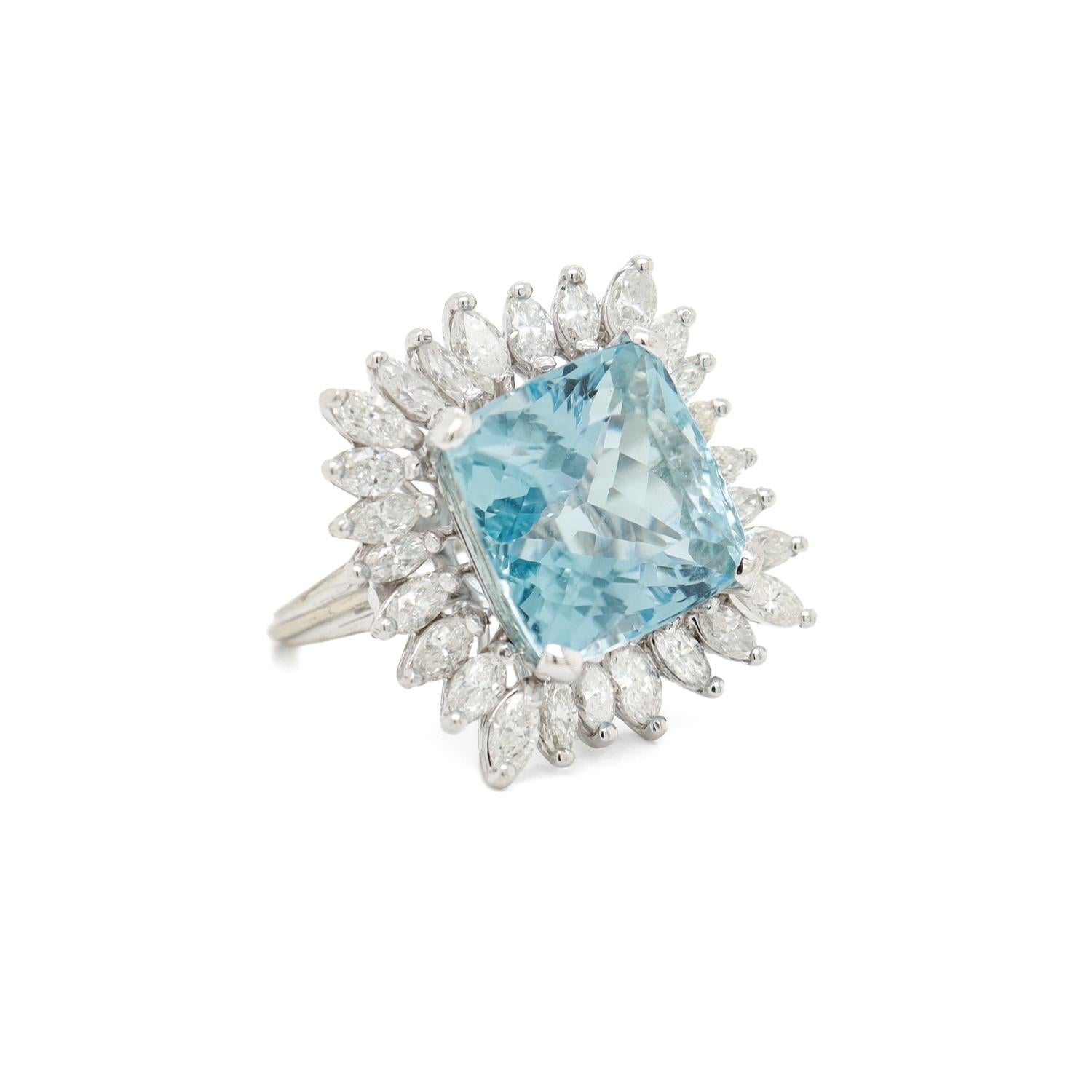Anillo de cóctel de oro blanco de 14 quilates, aguamarina y halo de diamantes marquesa de mediados de siglo en venta 3