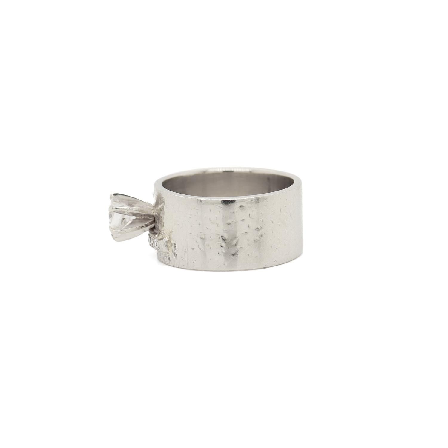 Bague du milieu du siècle en or blanc 14K et diamants avec un large anneau en vente 3