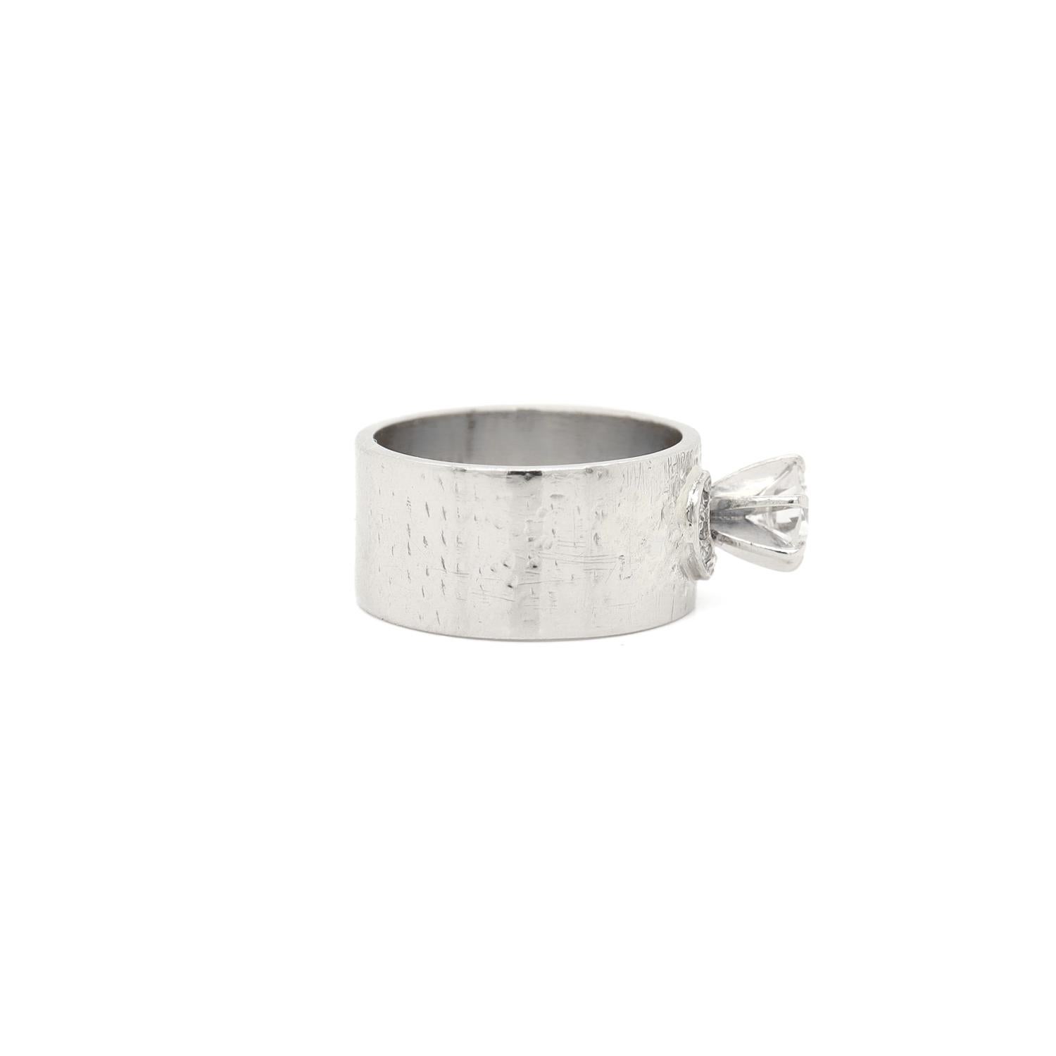 Bague du milieu du siècle en or blanc 14K et diamants avec un large anneau en vente 5