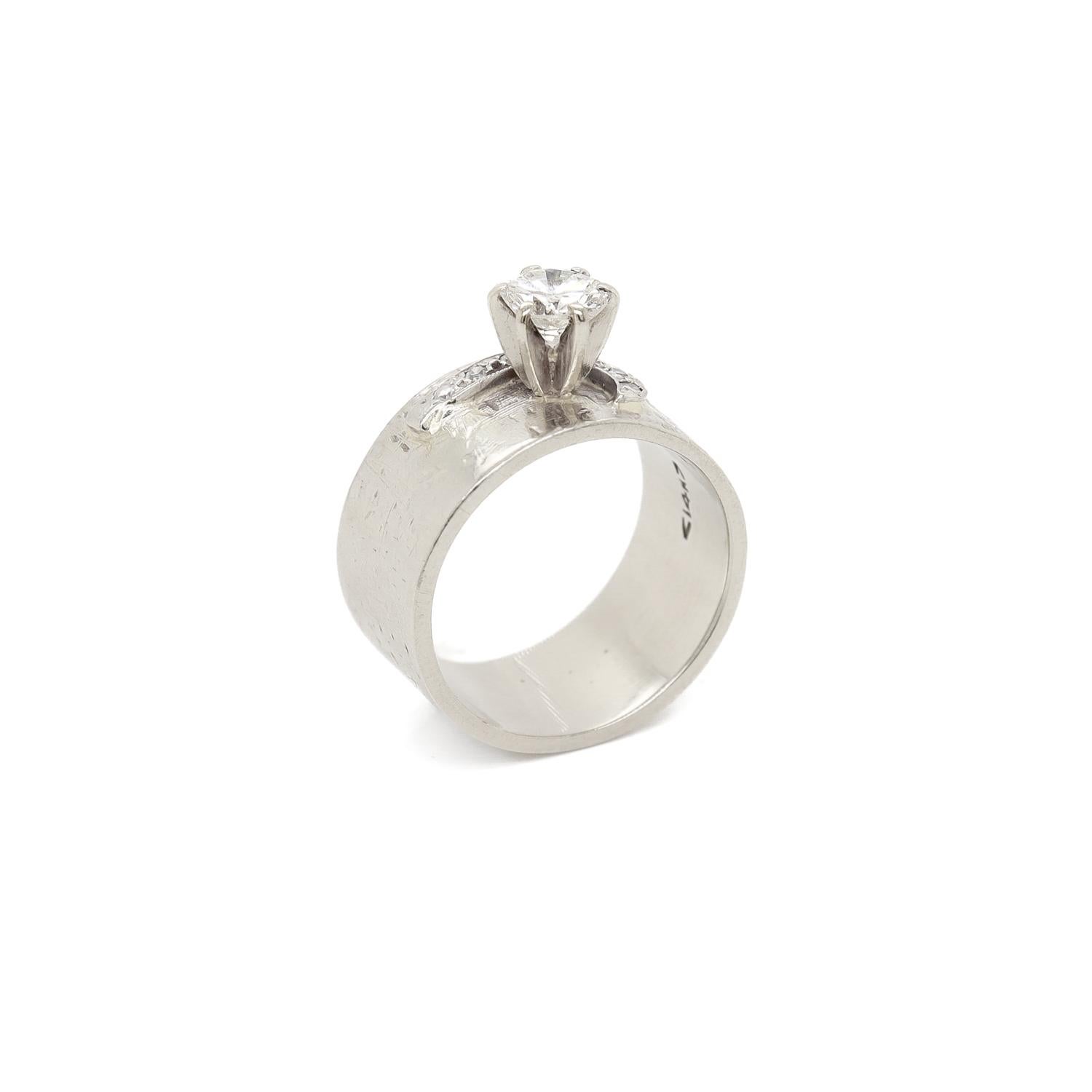 Bague du milieu du siècle en or blanc 14K et diamants avec un large anneau en vente 6