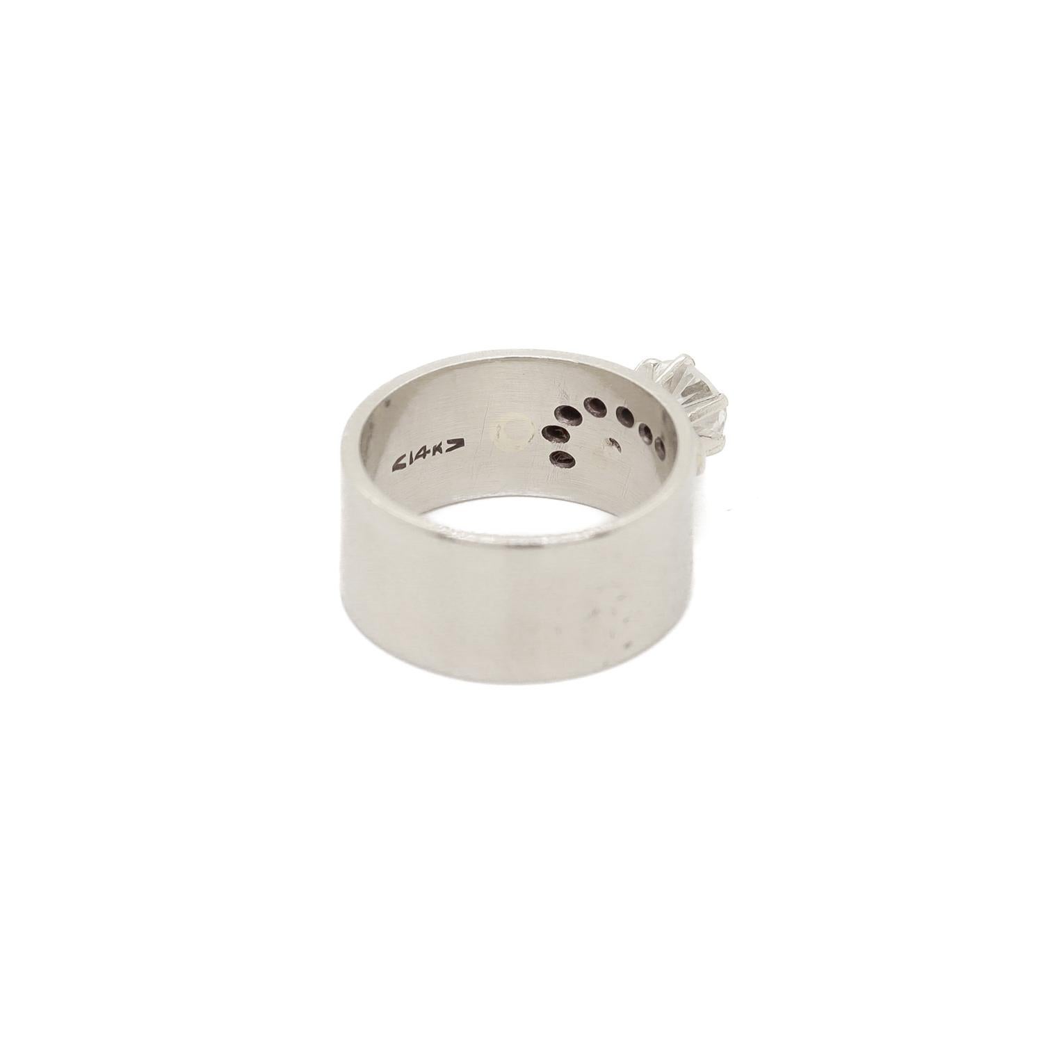 Bague du milieu du siècle en or blanc 14K et diamants avec un large anneau en vente 7