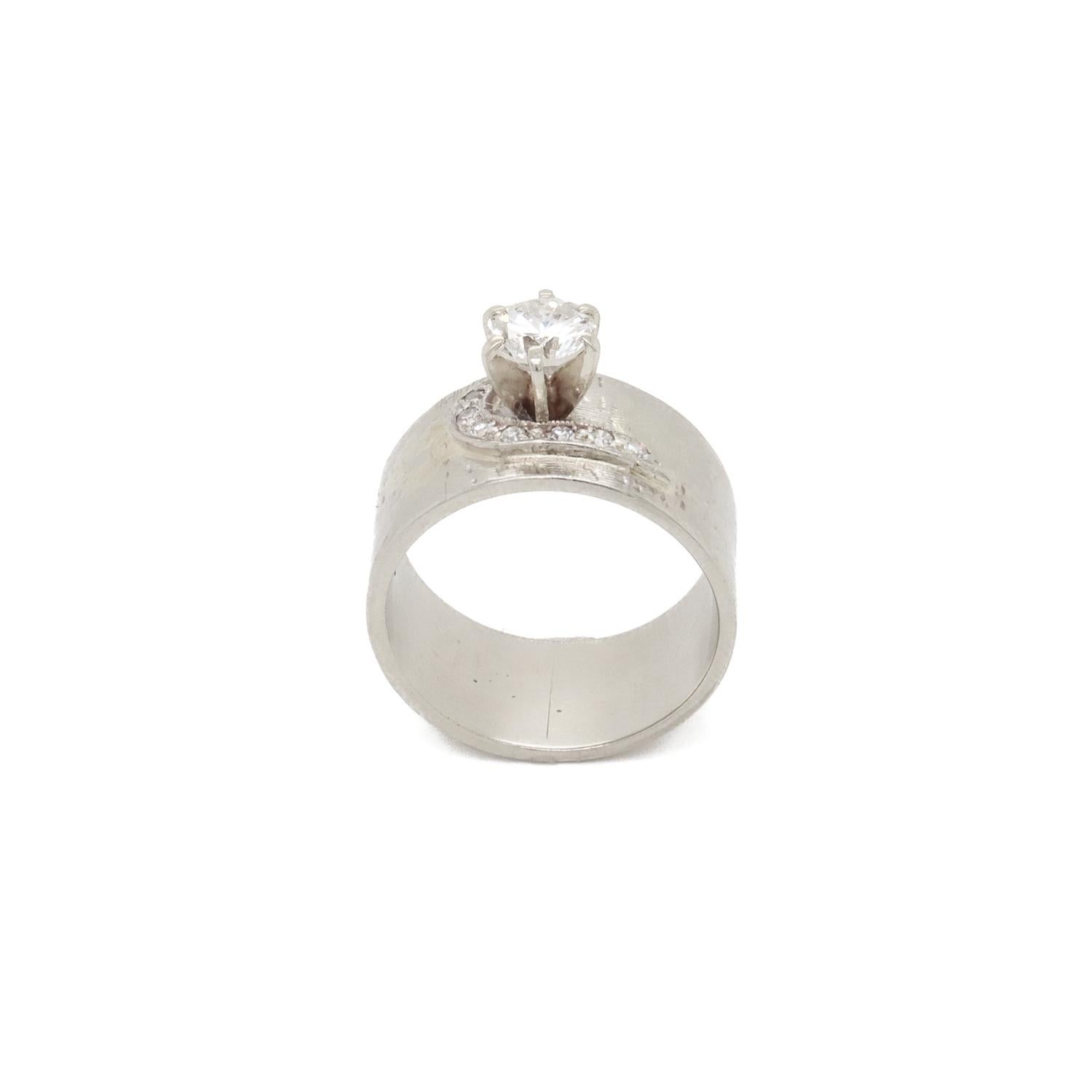 Bague du milieu du siècle en or blanc 14K et diamants avec un large anneau en vente 8