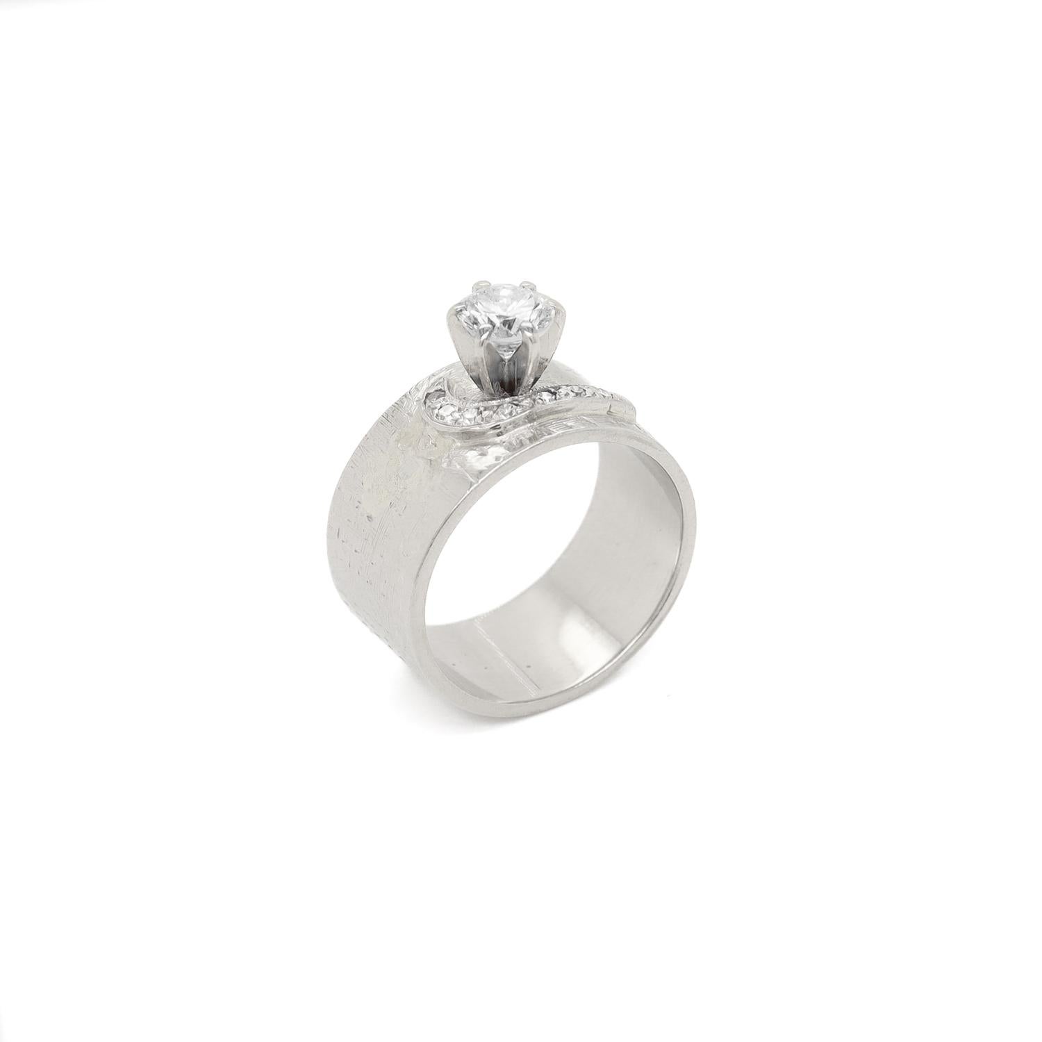 Bague du milieu du siècle en or blanc 14K et diamants avec un large anneau en vente 9