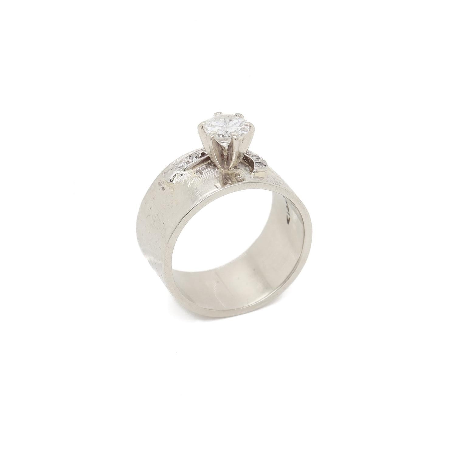 Bague du milieu du siècle en or blanc 14K et diamants avec un large anneau en vente 10