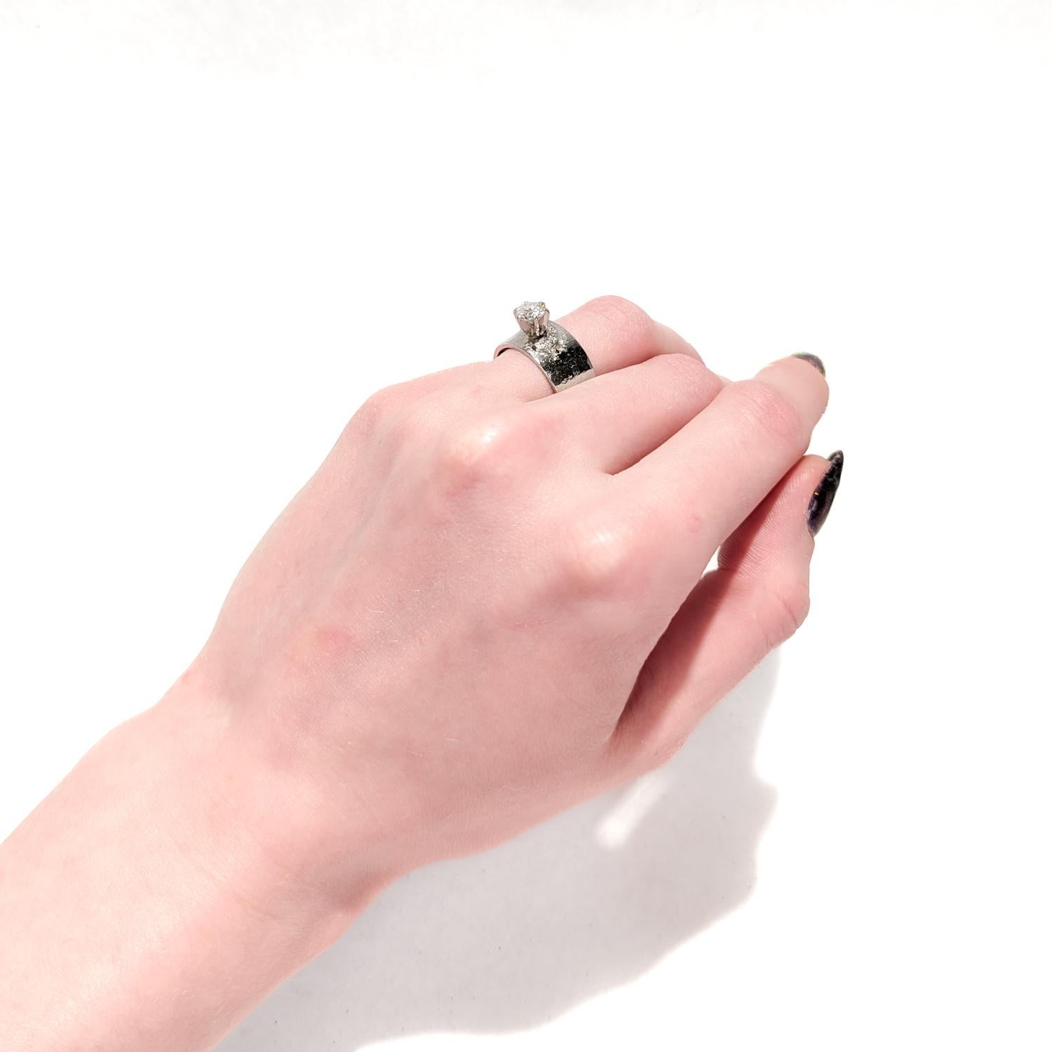 Bague du milieu du siècle en or blanc 14K et diamants avec un large anneau en vente 11