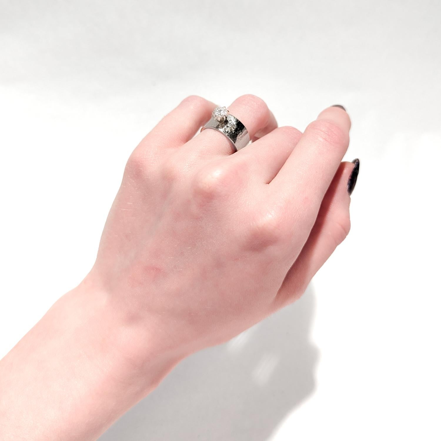 Bague du milieu du siècle en or blanc 14K et diamants avec un large anneau en vente 12