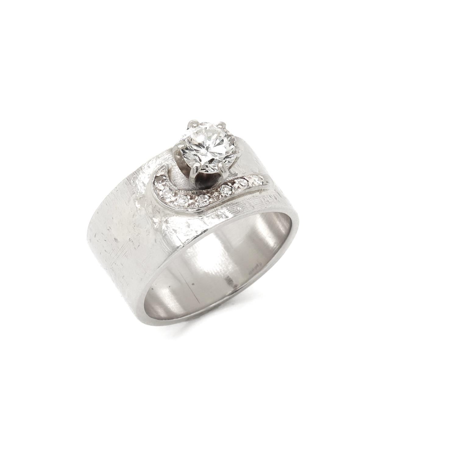 Moderne Bague du milieu du siècle en or blanc 14K et diamants avec un large anneau en vente