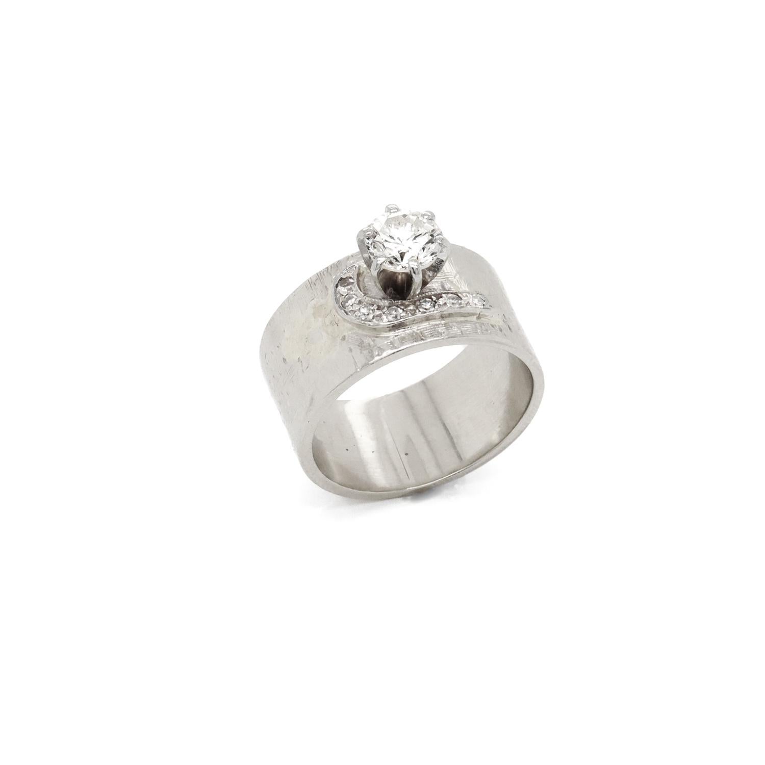 Taille brillant Bague du milieu du siècle en or blanc 14K et diamants avec un large anneau en vente