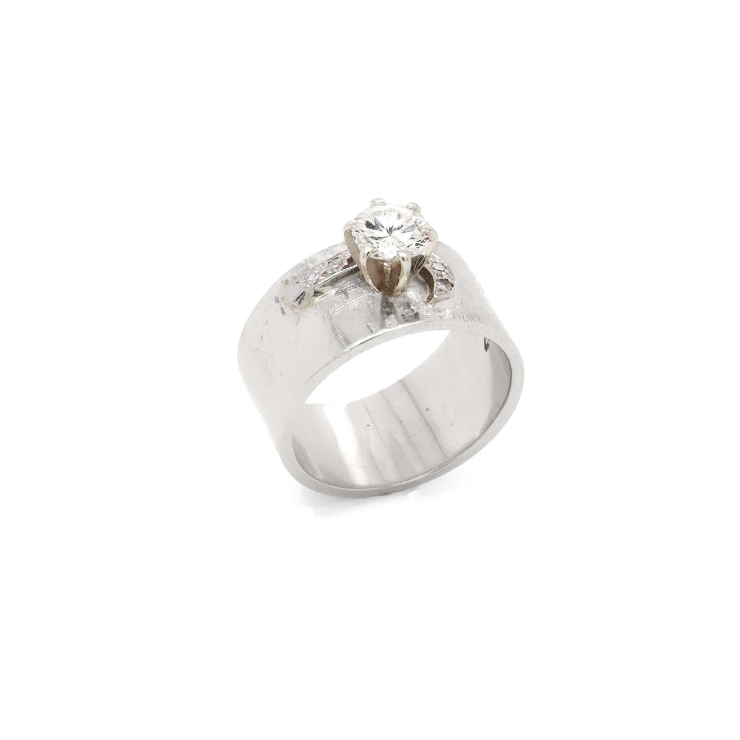 Bague du milieu du siècle en or blanc 14K et diamants avec un large anneau Bon état - En vente à Philadelphia, PA