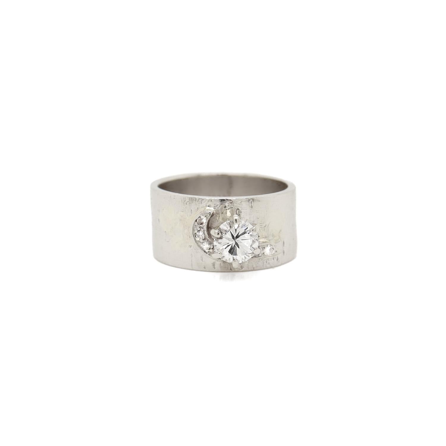 Bague du milieu du siècle en or blanc 14K et diamants avec un large anneau Pour femmes en vente