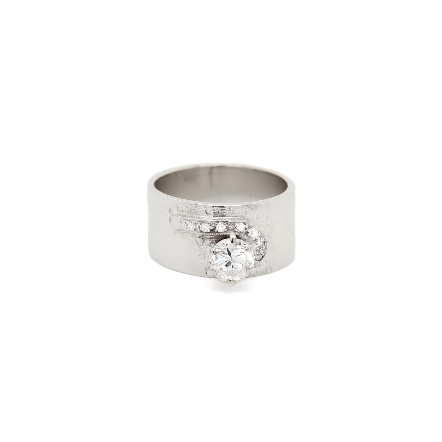 Bague du milieu du siècle en or blanc 14K et diamants avec un large anneau en vente 1