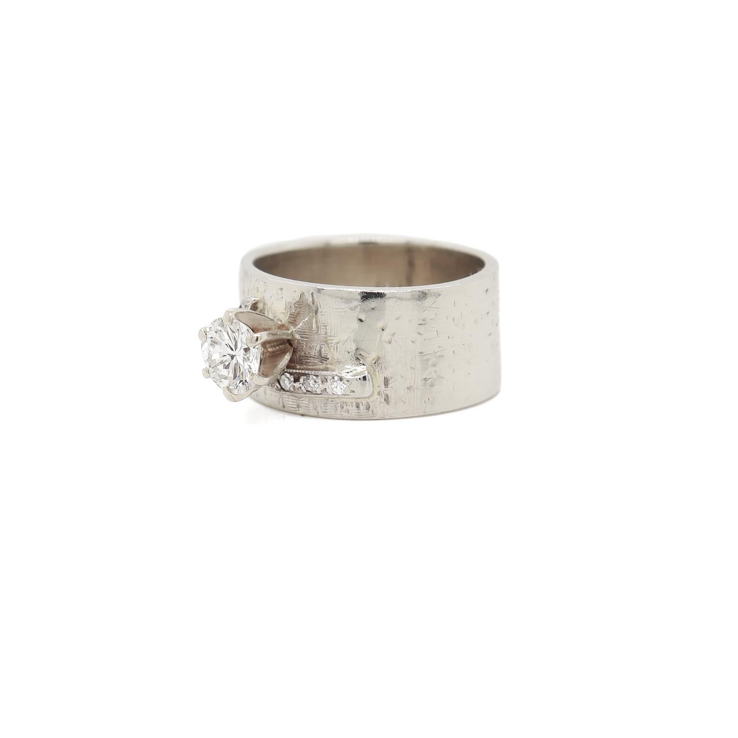 Bague du milieu du siècle en or blanc 14K et diamants avec un large anneau en vente 2