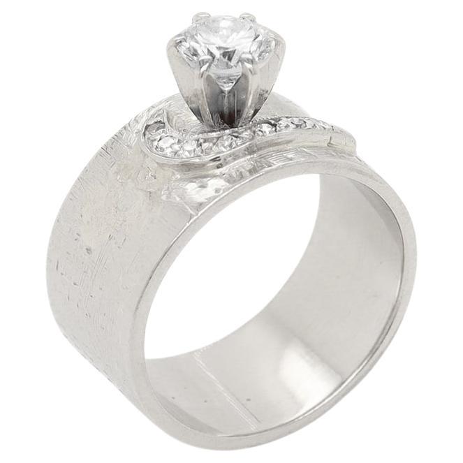 Bague du milieu du siècle en or blanc 14K et diamants avec un large anneau en vente