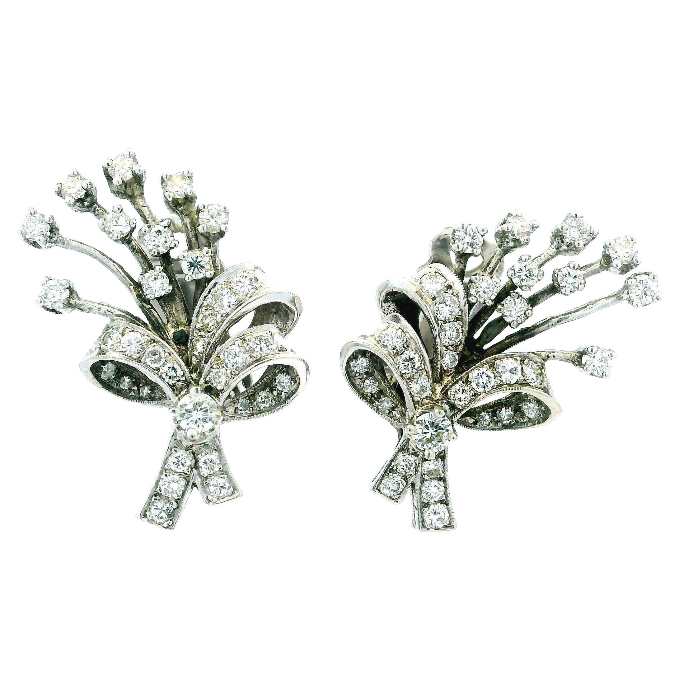 Elégamment réalisées en or blanc 18 carats, ces exquises boucles d'oreilles vintage des années 1950 incarnent le glamour intemporel de la joaillerie du milieu du siècle. Chaque boucle d'oreille a la forme d'un bouquet stylisé ou d'une gerbe florale,