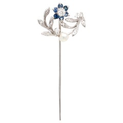 Blumen-Krawattennadel aus 14-karätigem Weißgold mit Saphir, Diamanten und Perlen aus der Mitte des Jahrhunderts