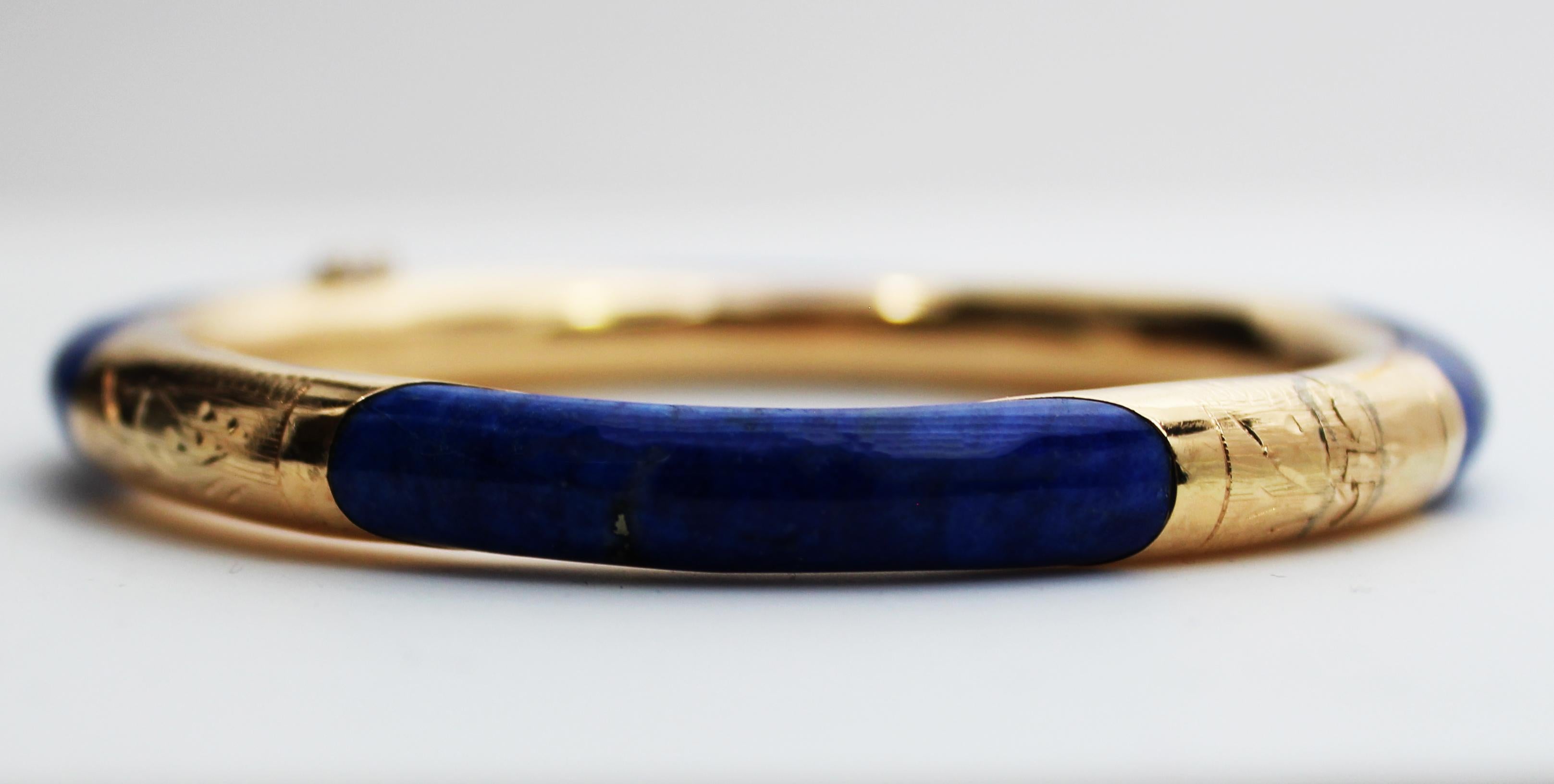 Midcentury 14 Karat Yellow Gold and Blue Lapis Hinged Bangle In Good Condition In Lexington, KY