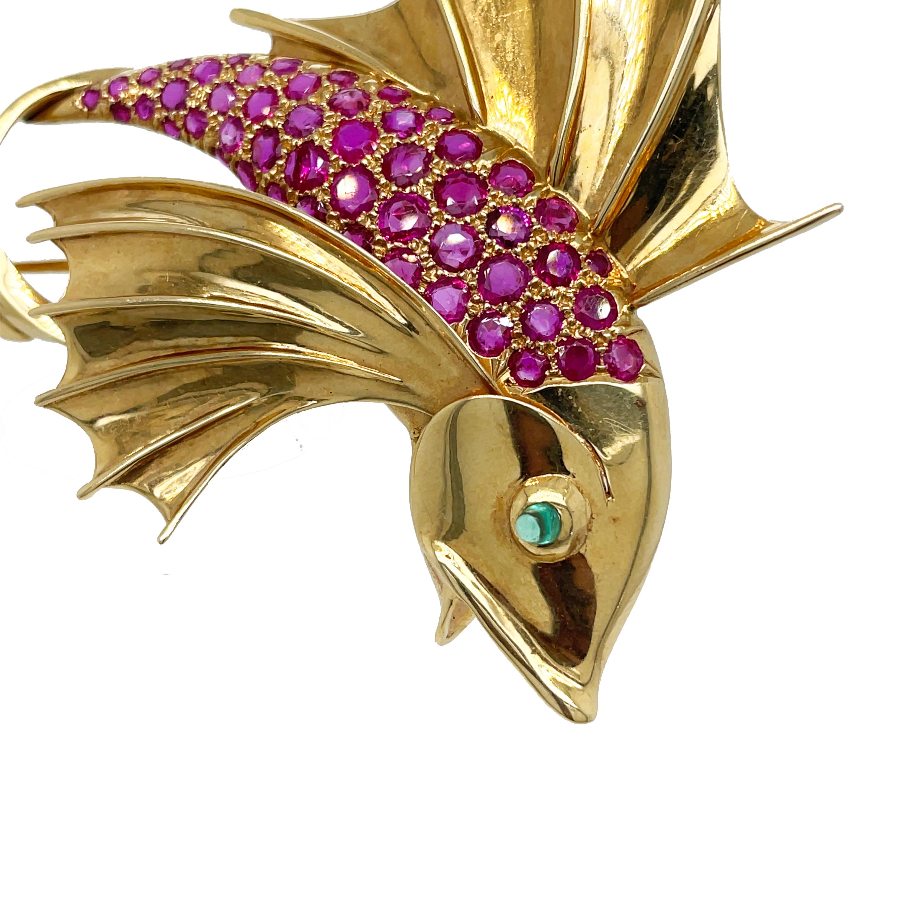 Round Cut Mid-Century 14K Yellow Gold Ruby & Emerald Fish Pin For Sale