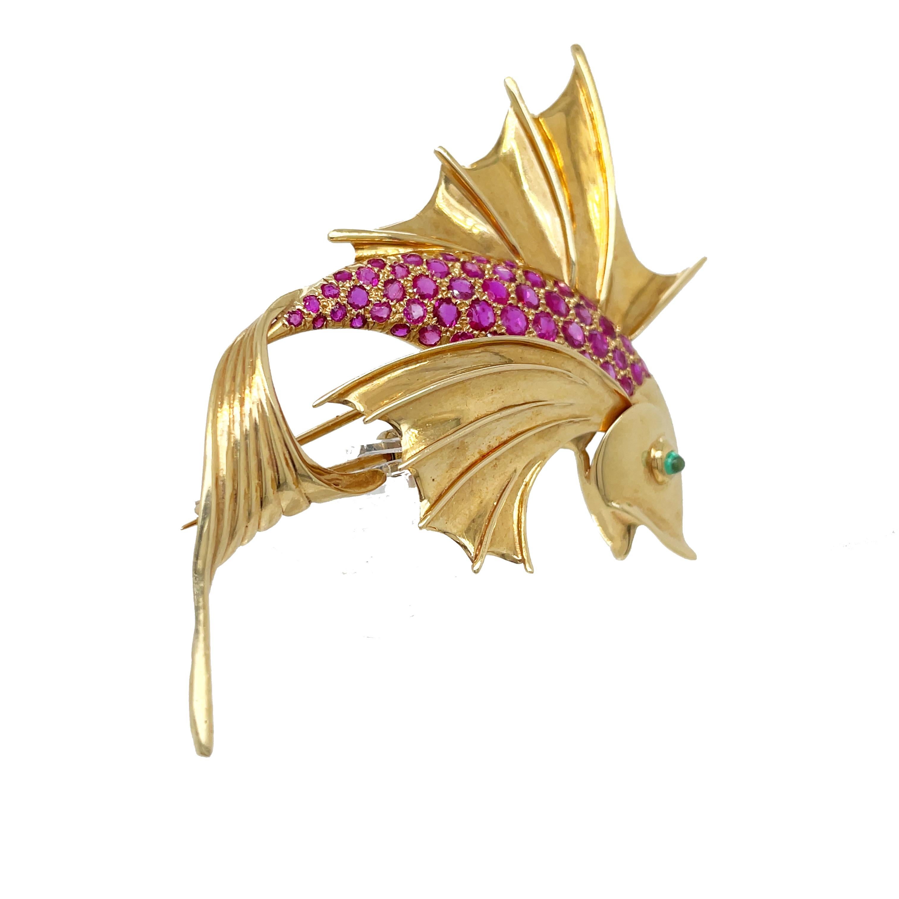 Women's or Men's Mid-Century 14K Yellow Gold Ruby & Emerald Fish Pin For Sale