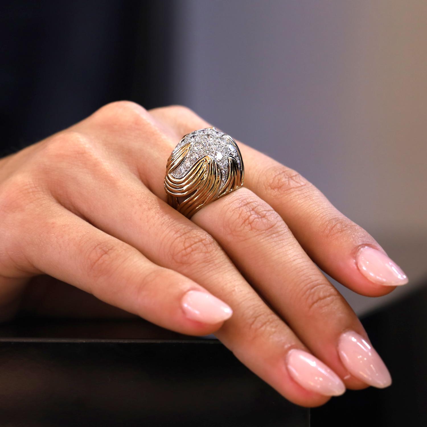 Un audace anello da cocktail con cupola di diamanti che cambia forma, risalente alla fine del periodo Retro-Metà Secolo. Brilliante con 31 brillanti rotondi perfettamente abbinati e accoppiati per un totale di 1,50 carati di diamanti VVS incolore