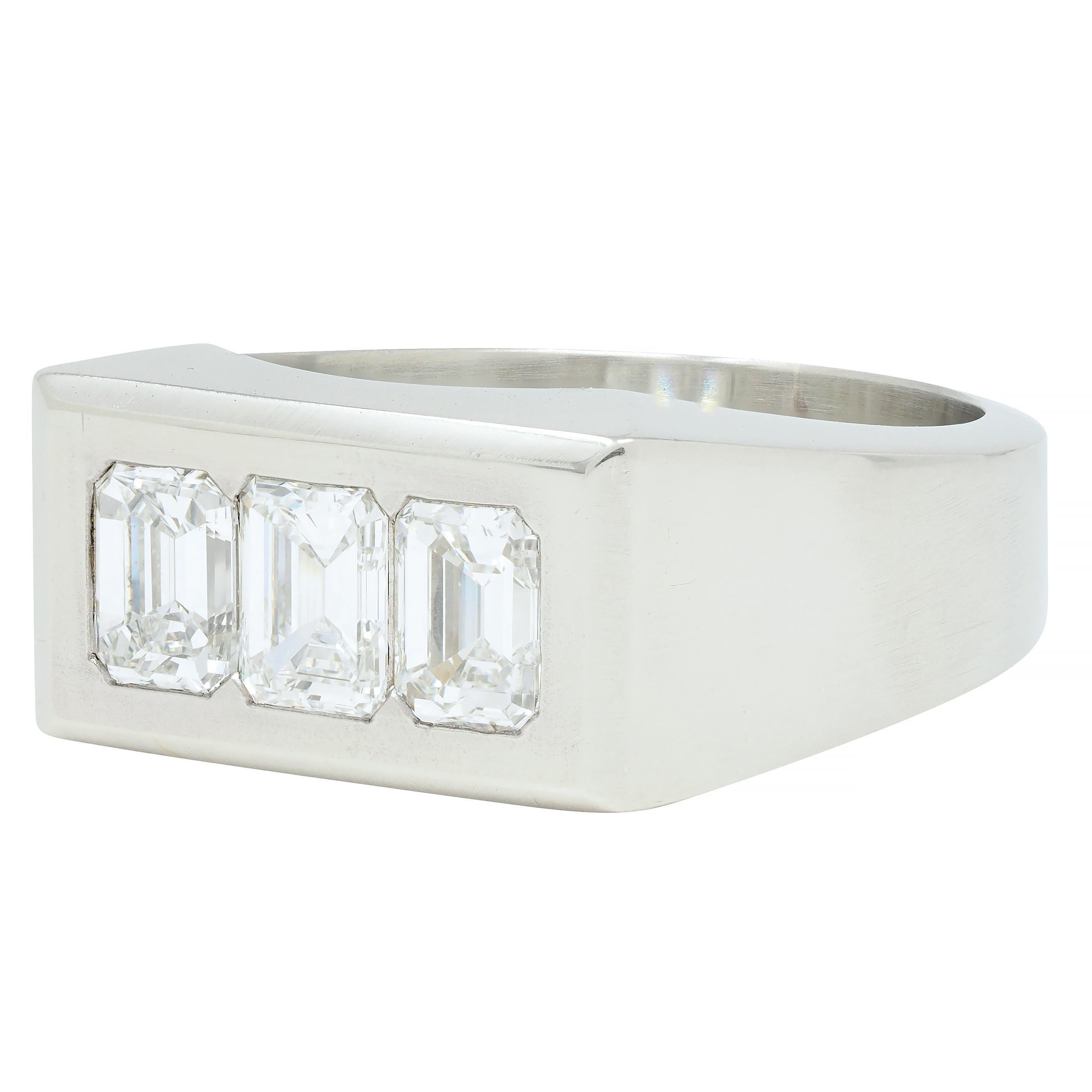 Mid-Century 1.50 CTW Diamond 18 Karat White Gold Unisex Vintage Band Ring For Sale 2