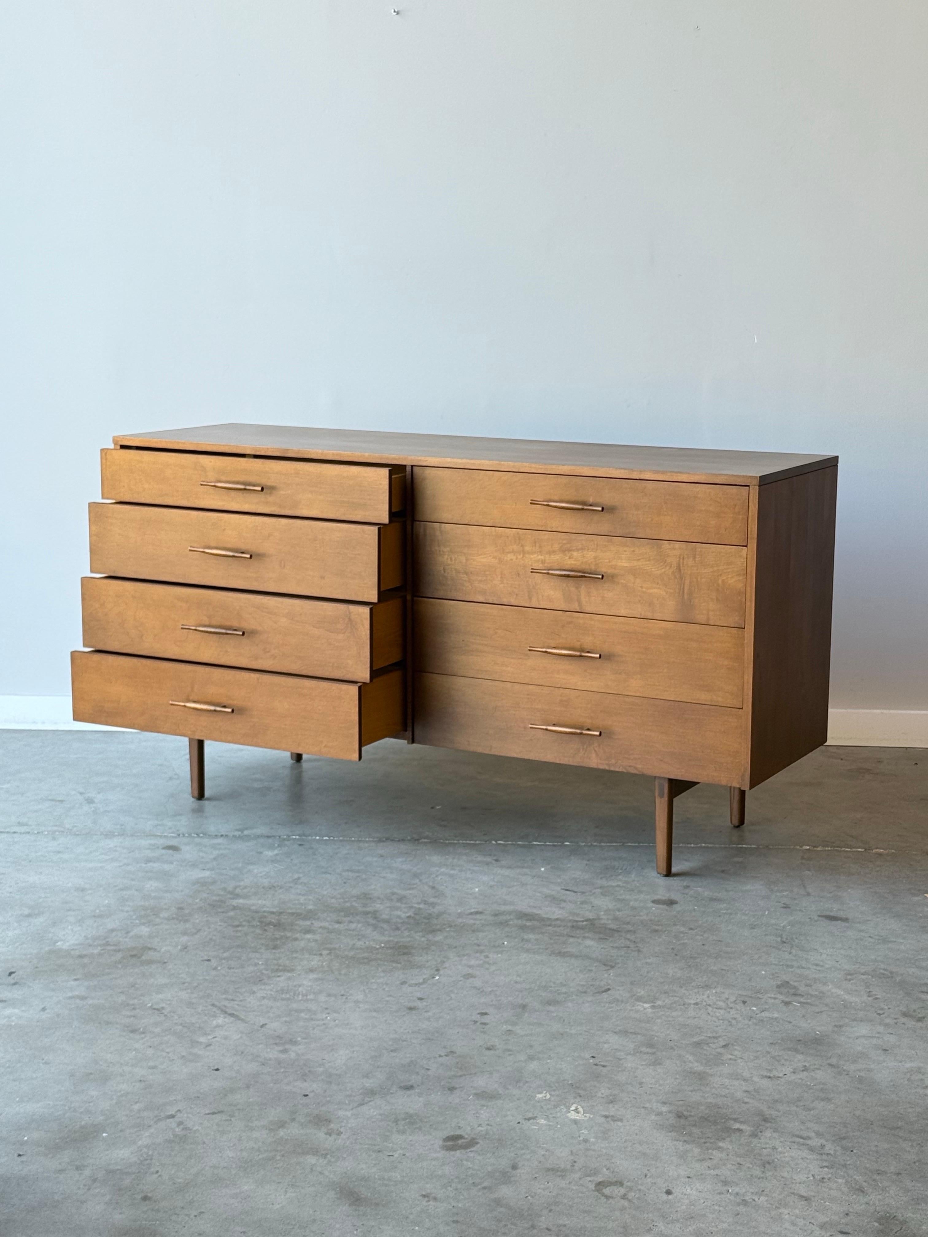 Commode à huit tiroirs de style médiéval. Ce modèle est le 1507-S conçu par Paul McCobb. Une commode compacte merveilleusement conçue avec des tiroirs spacieux. Une banque de quatre tiroirs de chaque côté, le tiroir supérieur étant légèrement plus