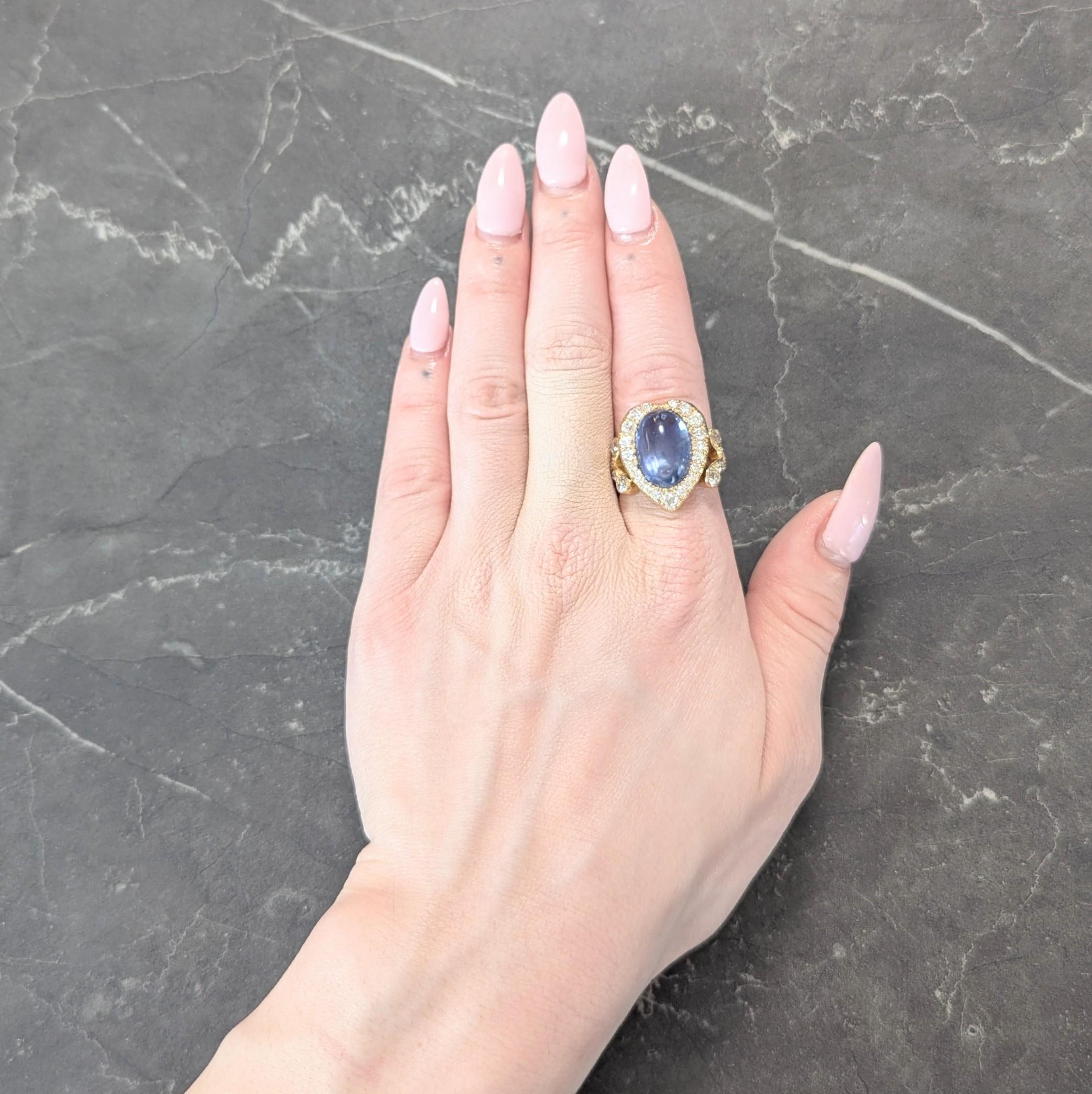 Au centre, un cabochon de saphir de forme ovale pesant environ 13,80 carats au total.
D'origine Nature Ceylon (Sri Lankan) et ne présentant aucune indication de traitement thermique
De couleur bleu clair translucide, il est serti de perles en forme