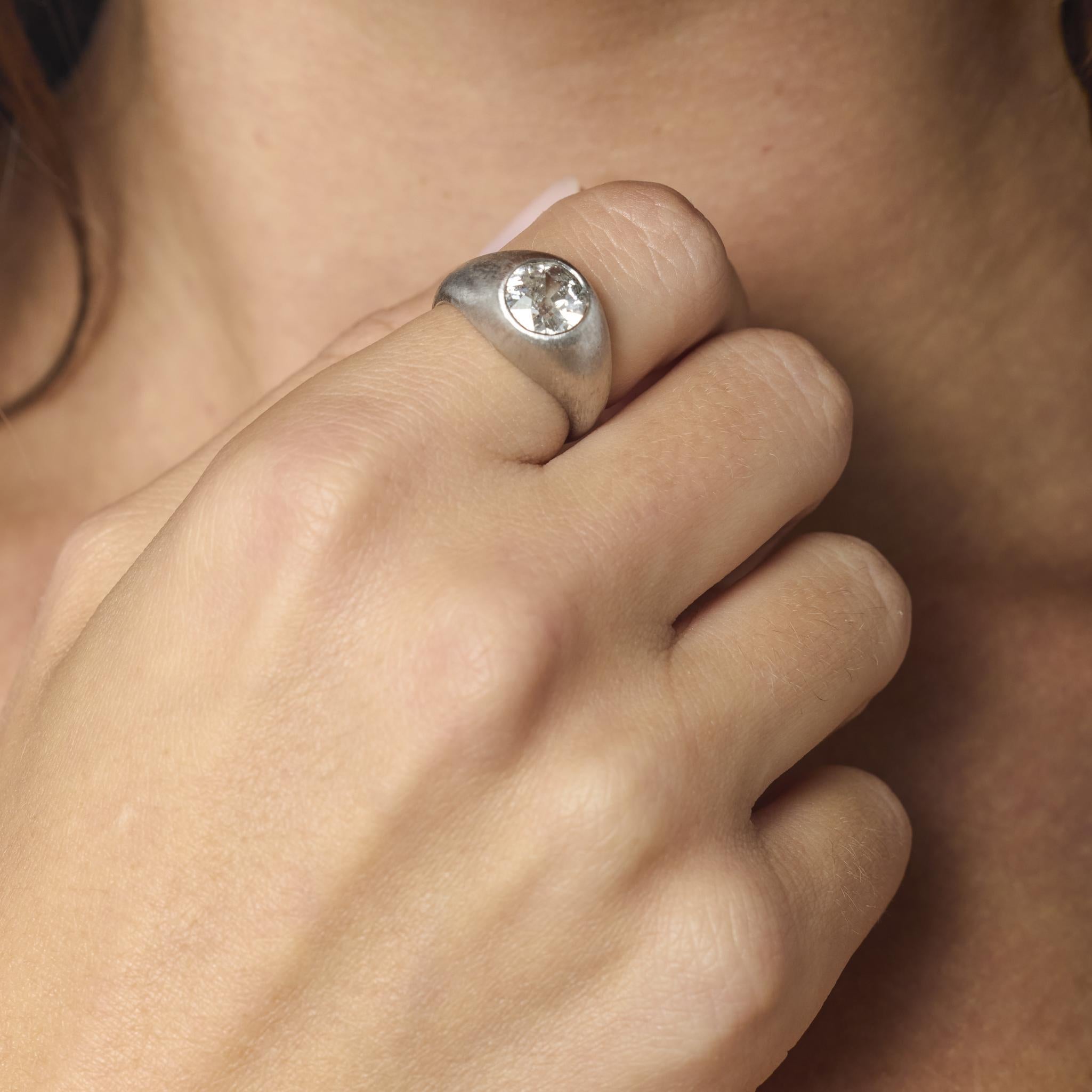 Questo anello Mid Century in oro bianco 18 carati mette in mostra un luminoso diamante taglio Old European, incarnando un fascino senza tempo e una raffinata artigianalità vintage.