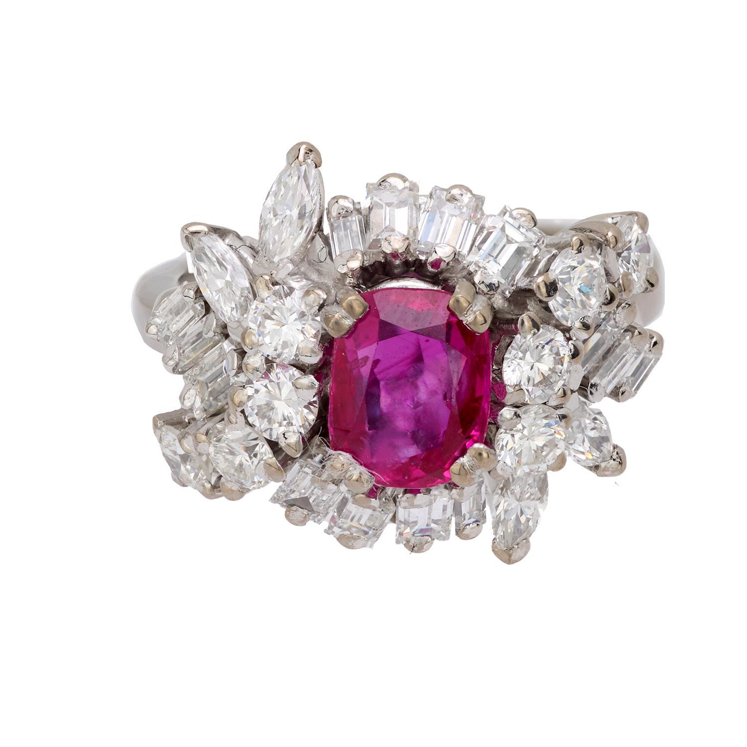 Mediados de siglo 1,56 quilates Birmania sin calor rubí diamante 18k oro blanco anillo de racimo Moderno en venta