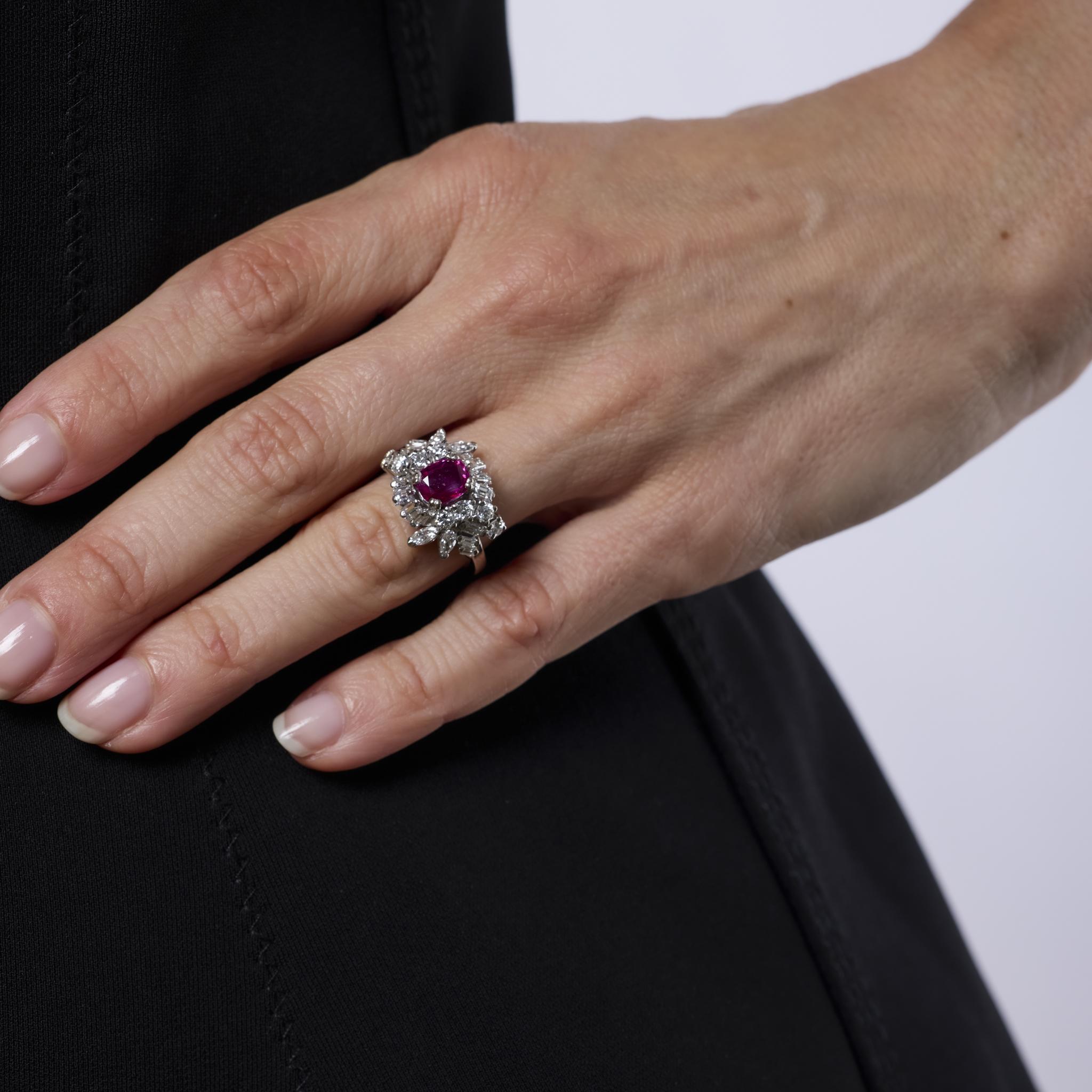 Mediados de siglo 1,56 quilates Birmania sin calor rubí diamante 18k oro blanco anillo de racimo Corte oval en venta