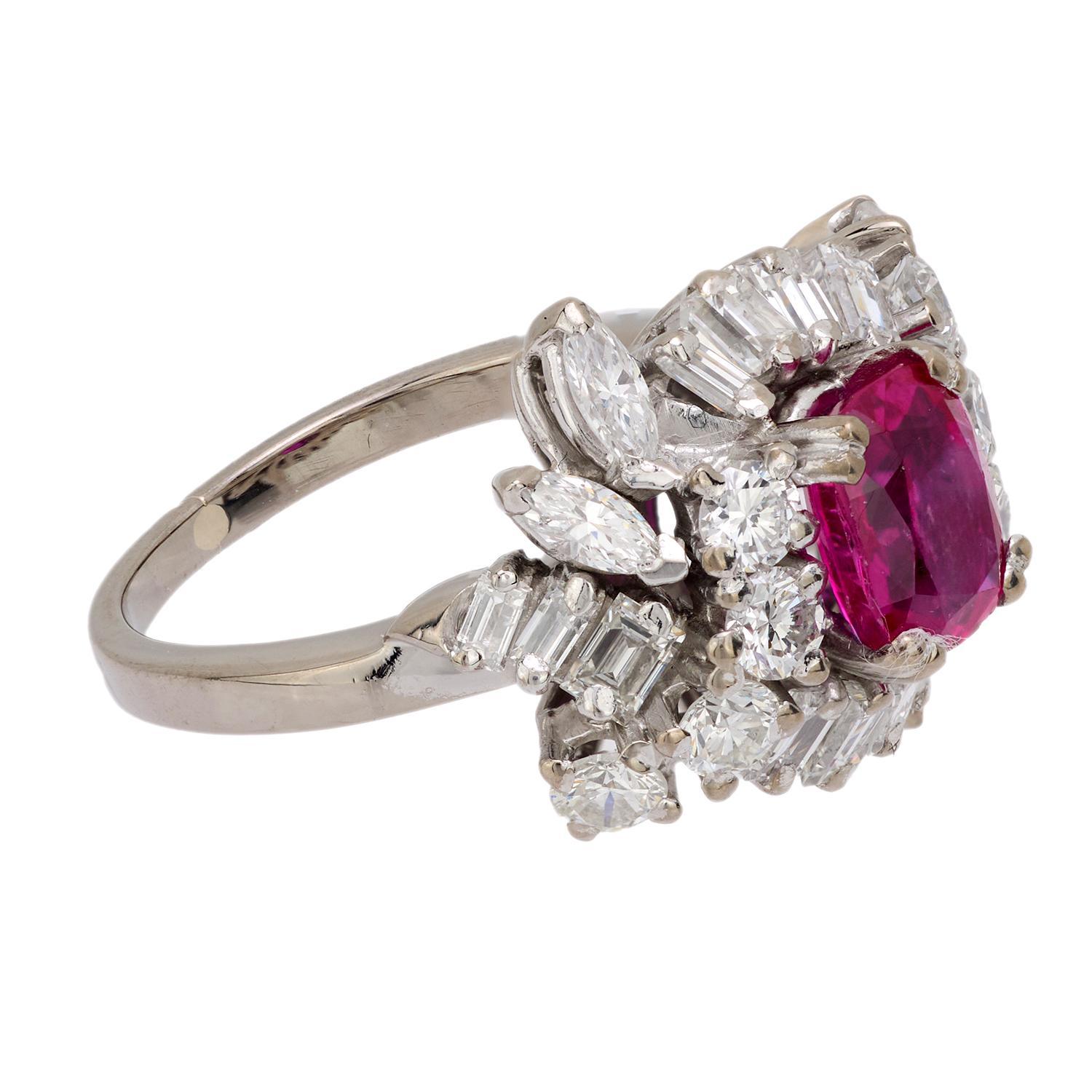 Mediados de siglo 1,56 quilates Birmania sin calor rubí diamante 18k oro blanco anillo de racimo en Bueno estado para la venta en Beverly Hills, CA