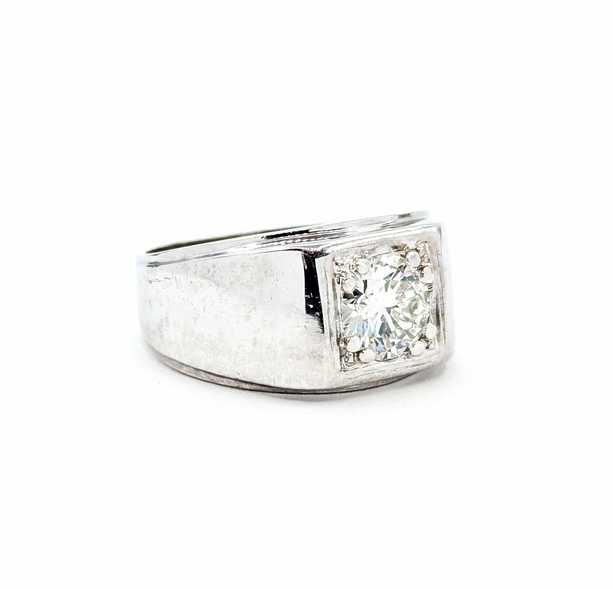 Questo straordinario anello da uomo è realizzato in oro bianco 14k e mette in mostra un audace diamante tondo brillante da 1,57 carati. Il diamante è incastonato in un'incastonatura quadrata, un segno distintivo del design di metà secolo, che