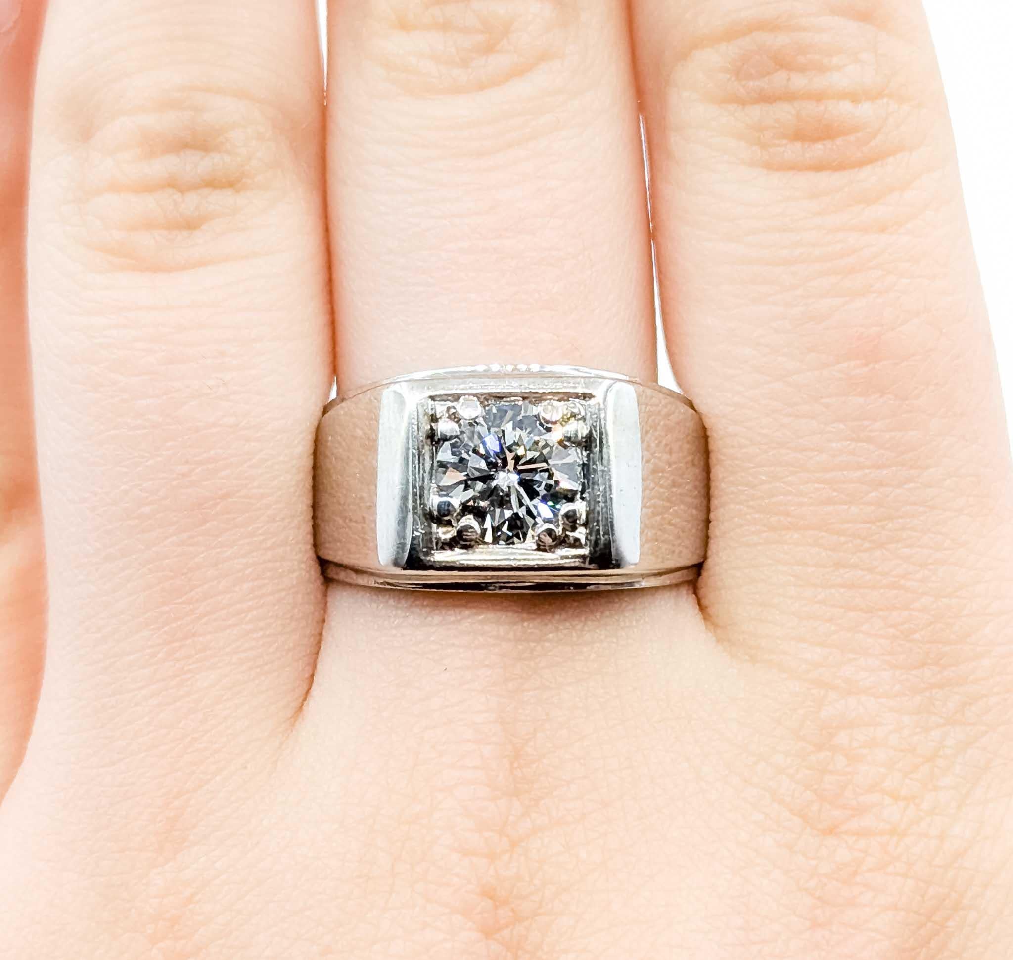 Taglio rotondo Anello Mid-Century con diamante da 1,57 carati in oro bianco 14 carati in vendita