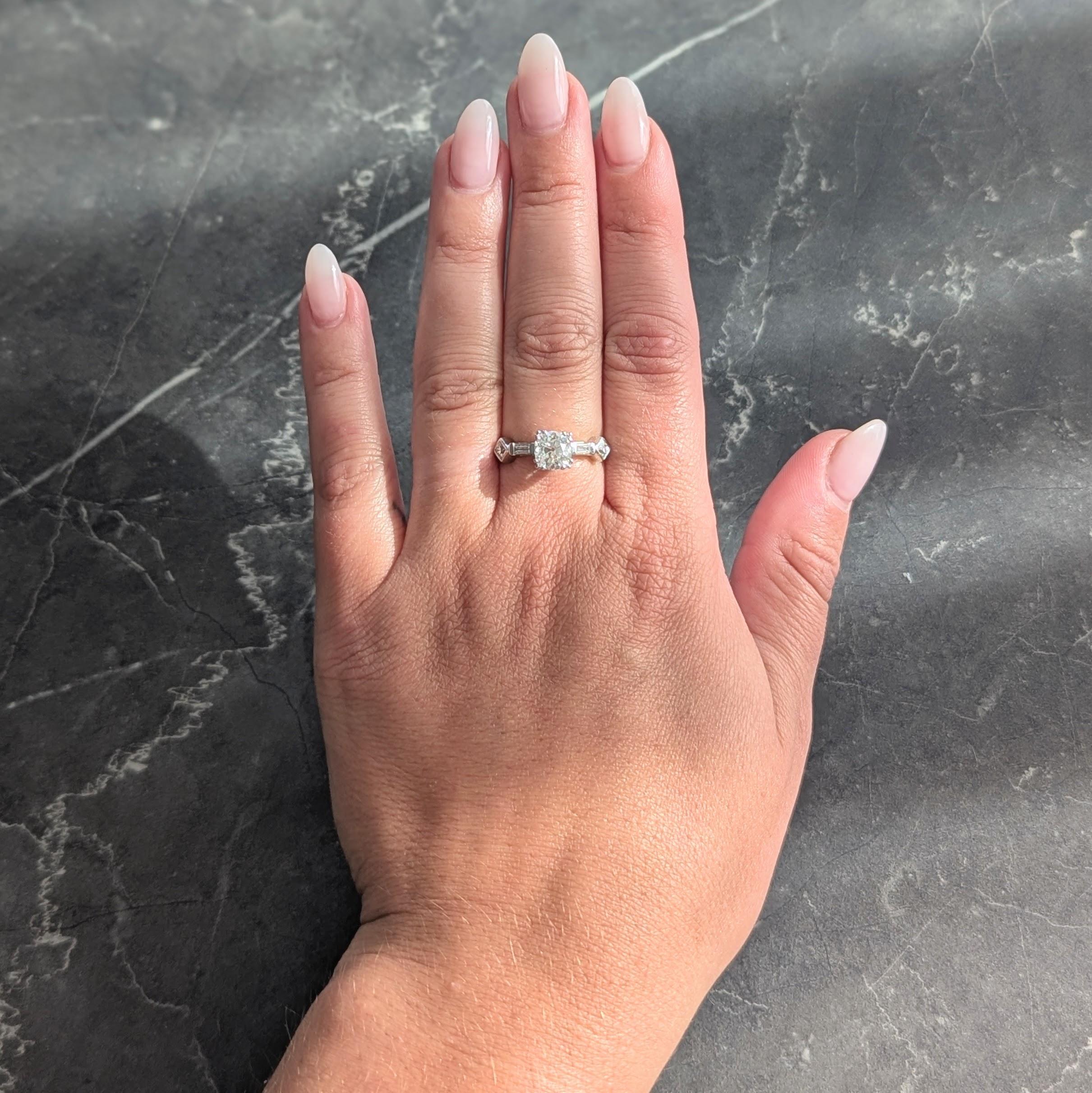 Al centro un diamante taglio old mine del peso di 1,25 carati - colore J e purezza SI2
Incastonato da rebbi tripartiti in un cestino e affiancato da spalle a cattedrale
Accentuati da barrette e castoni con diamanti francesi e baguette