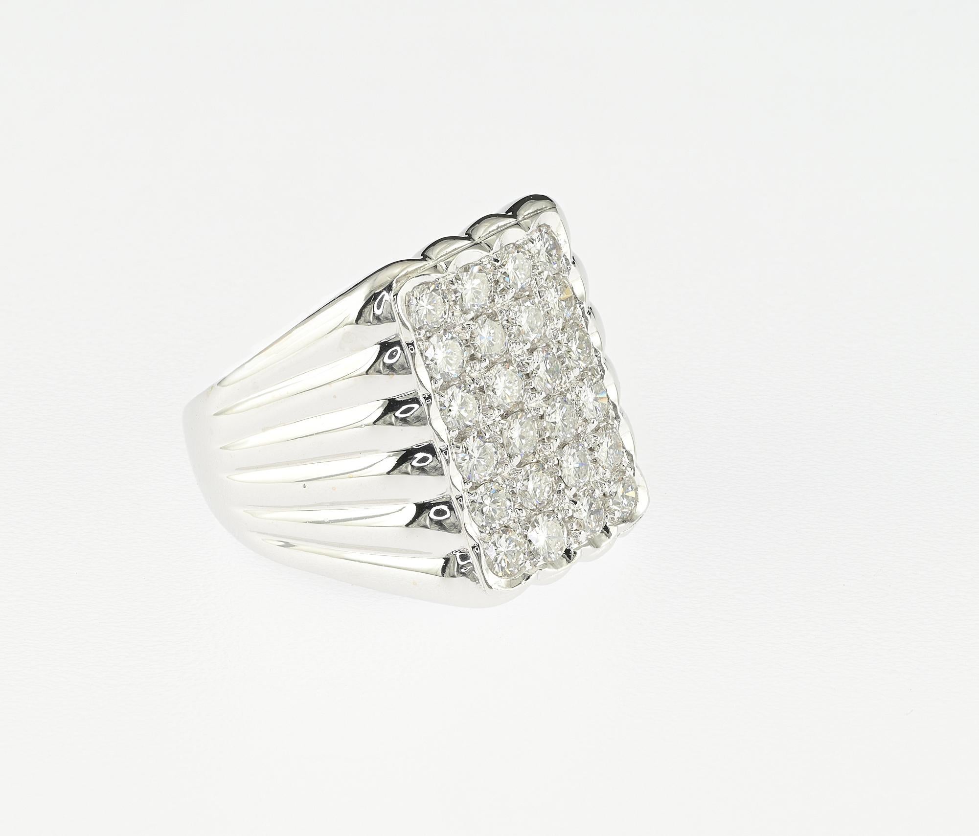 Contemporary Mid century 1.65 CT G VVS Diamond 18 Kt Unisex Ring For Sale