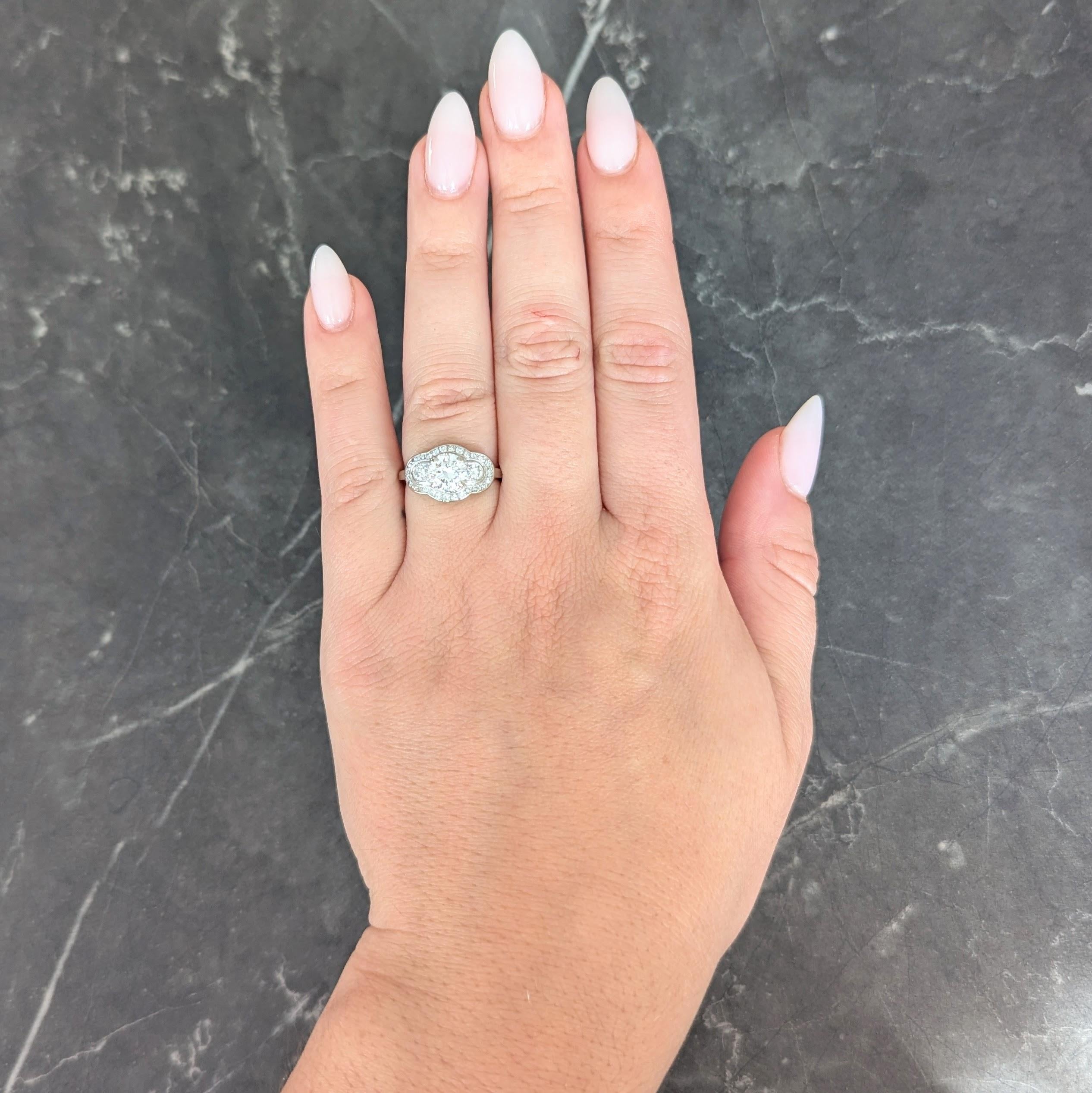 In der Mitte ein runder Diamant im Brillantschliff mit einem Gewicht von etwa 1,00 Karat - Farbe F/G und Reinheit SI2
In Zacken gefasst und flankiert von zwei weiteren Diamanten mit einem Gesamtgewicht von etwa 0,20 Karat
Farbe H/I mit Reinheit SI1