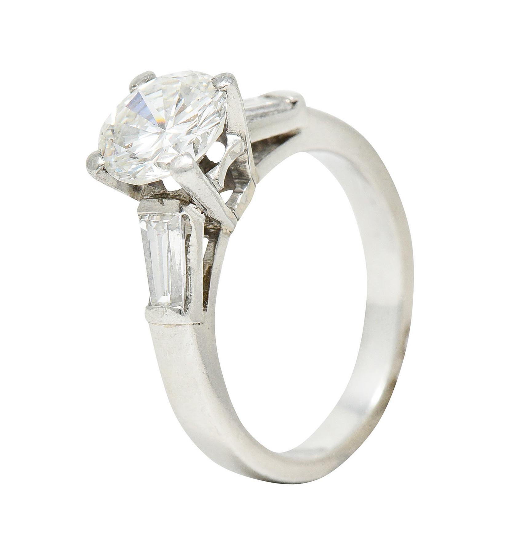 Verlobungsring aus Platin mit 1,66 Karat Diamant in der Mitte des Jahrhunderts 3
