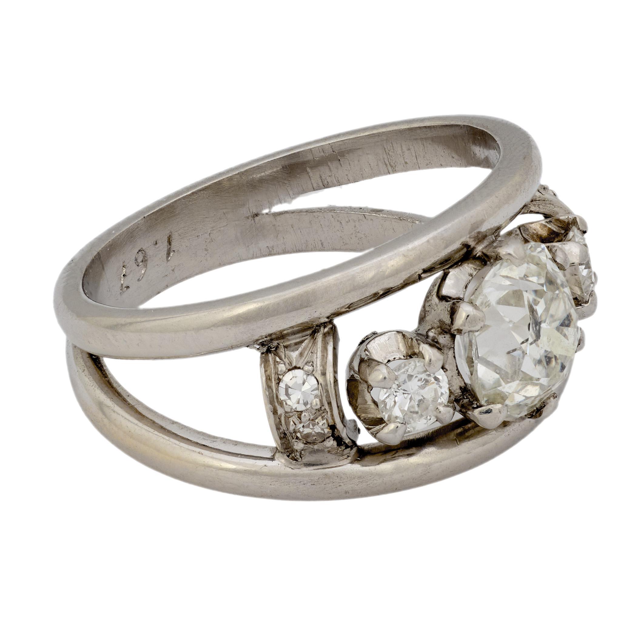 Questo intramontabile anello di metà secolo presenta al centro un diamante vecchio taglio europeo da 1,67 carati, che risplende di profondità e carattere. Accentuato da altri due tagli antichi europei e da quattro diamanti a taglio singolo per un