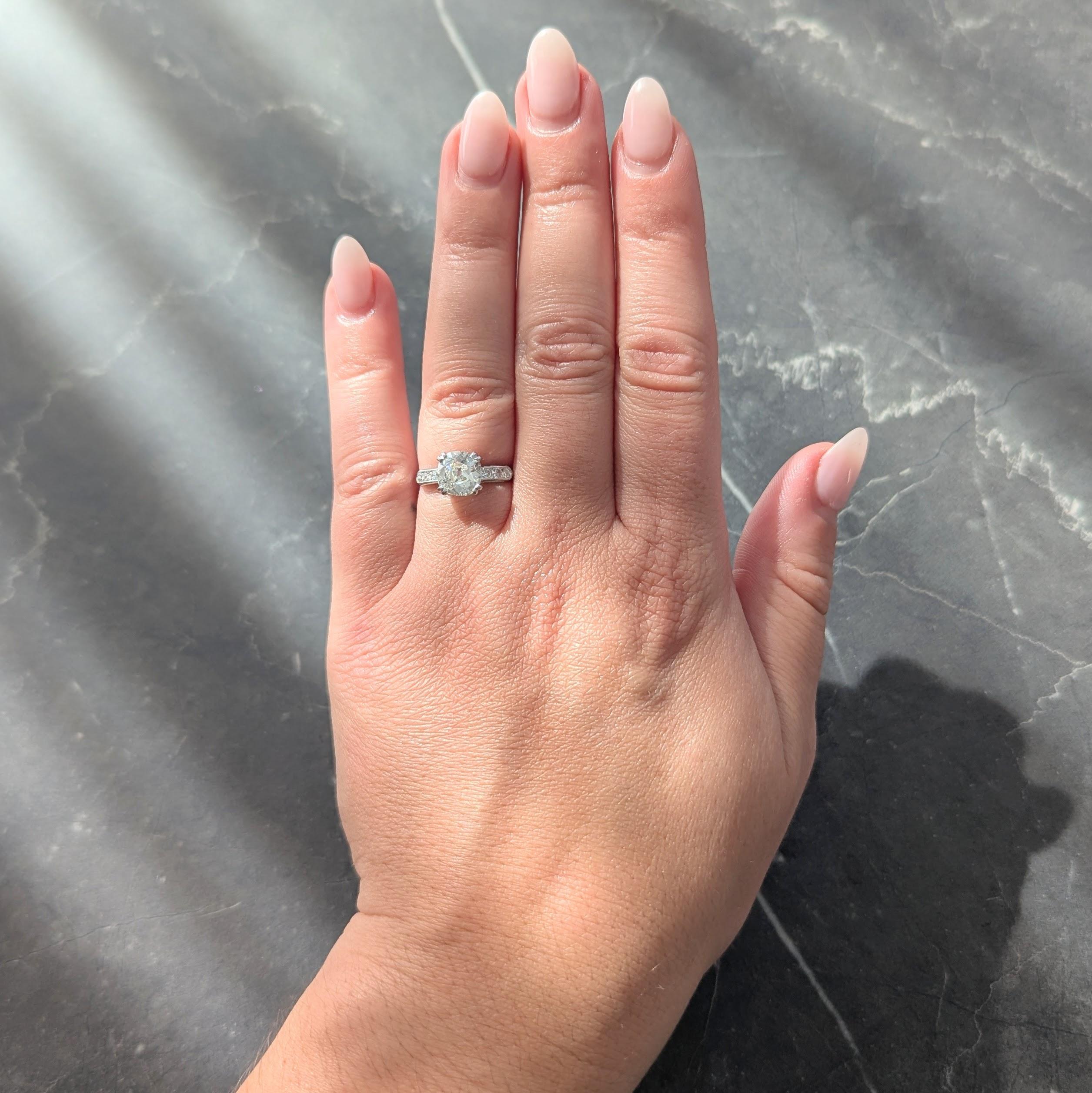 Al centro un diamante taglio old mine del peso totale di 1,53 carati - colore K e purezza SI2
Incastonato con rebbi spaccati in un cestino traforato e affiancato da spalle a cattedrale
Perline incastonate con file di diamanti a taglio singolo
Pesa